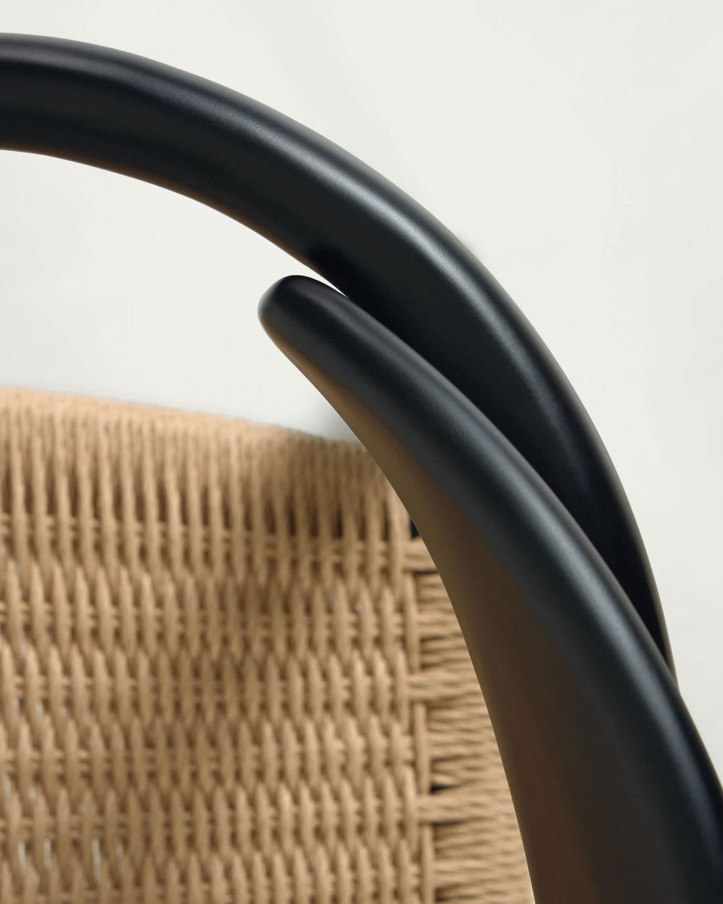 Sedia Nina in legno massello di acacia finitura nera e corda di carta beige