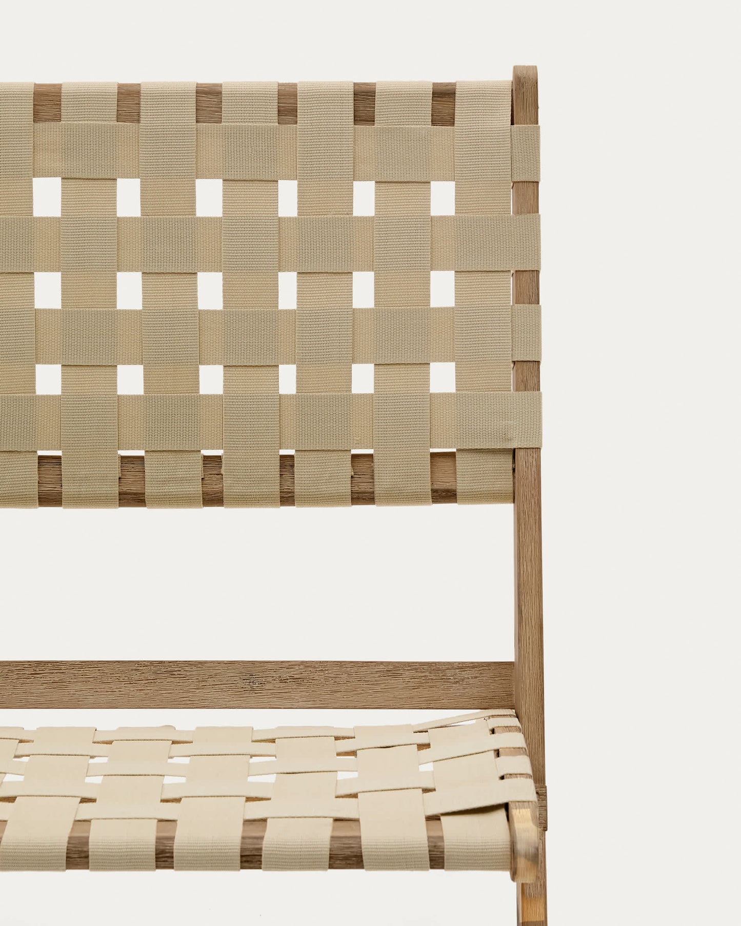 Sedia pieghevole Chabeli in legno massello di acacia e corda crema