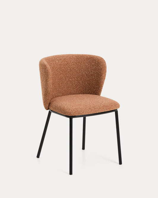 Sedia Ciselia in ciniglia spessa terracotta e gambe in acciaio finitura nera