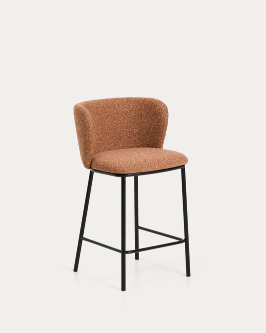 Sgabello Ciselia in ciniglia spessa terracotta e gambe in acciaio finitura nera 65 cm