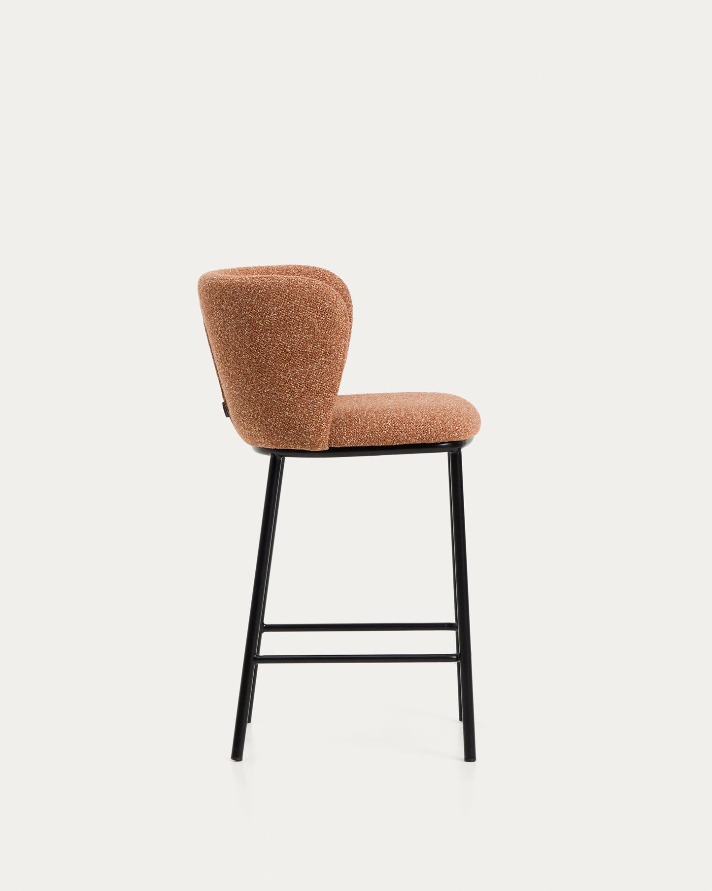 Sgabello Ciselia in ciniglia spessa terracotta e gambe in acciaio finitura nera 65 cm