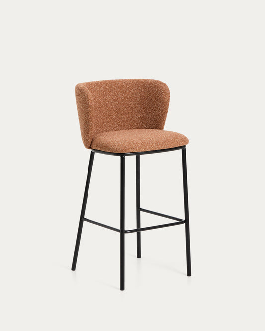Sgabello Ciselia in ciniglia spessa terracotta e gambe in acciaio finitura nera 75 cm
