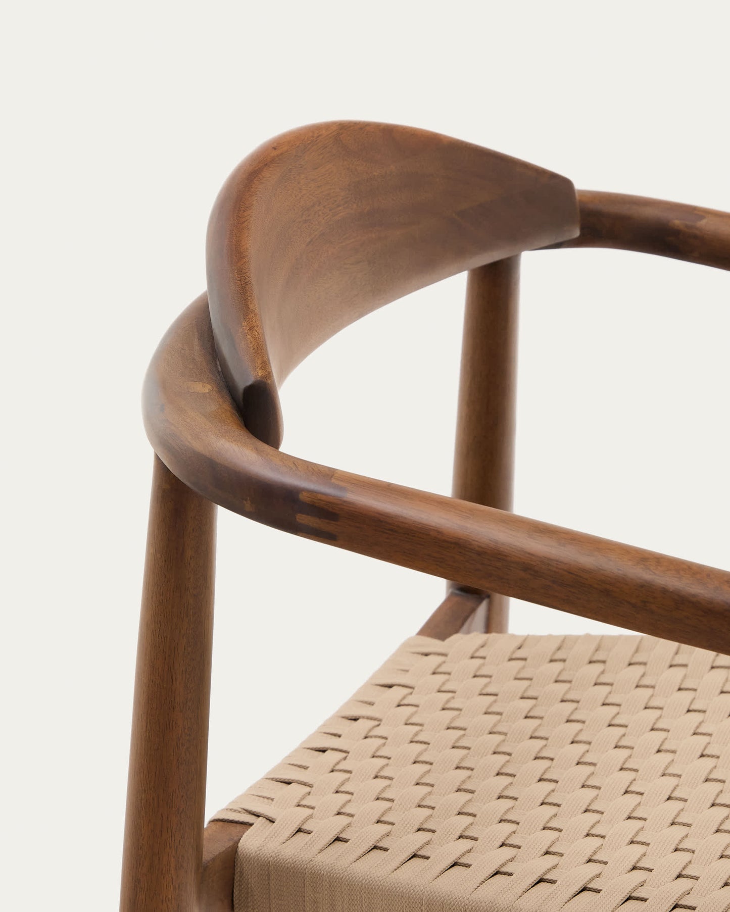 Sedia Nina in legno massello di acacia finitura noce e corda beige