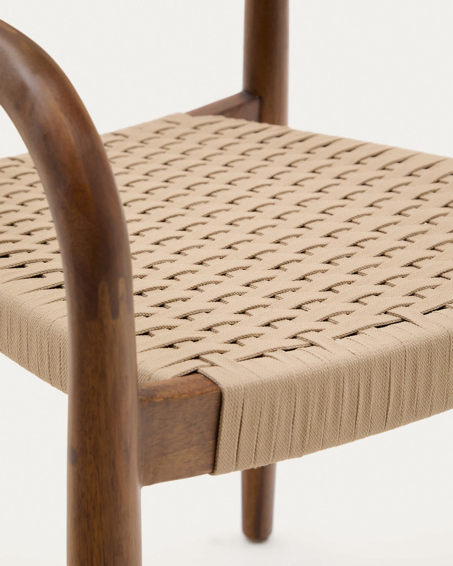 Sedia Nina in legno massello di acacia finitura noce e corda beige