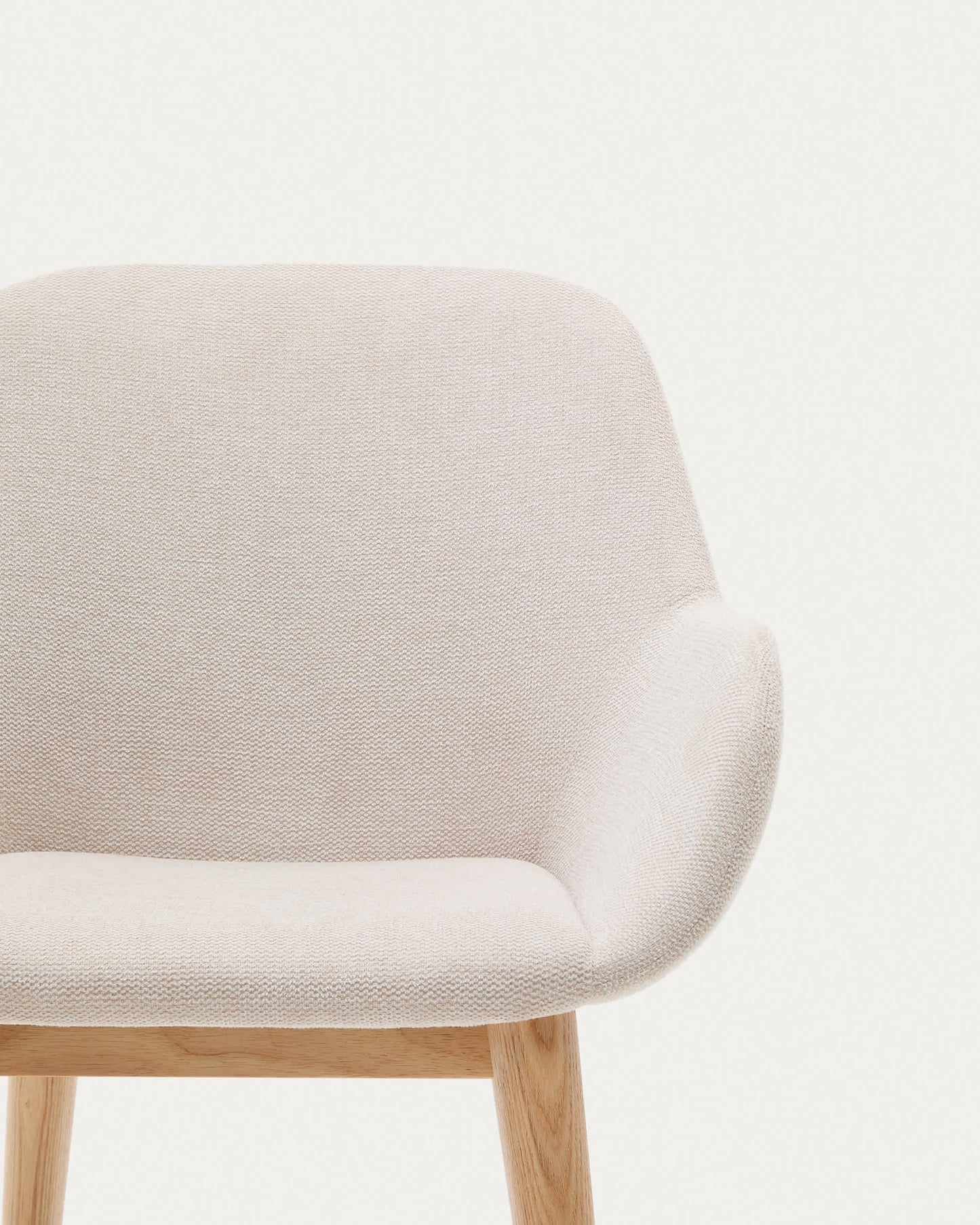 Sedia Konna beige con gambe in legno massello di frassino finitura naturale