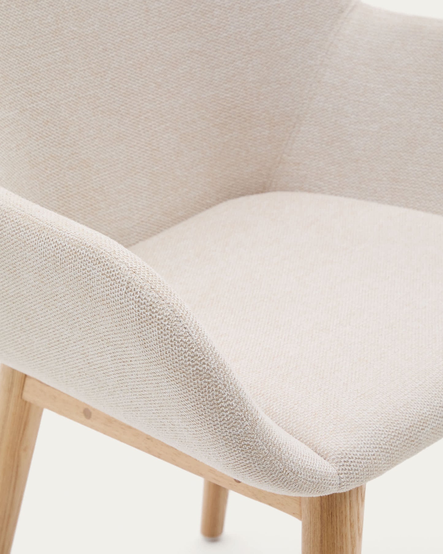 Sedia Konna beige con gambe in legno massello di frassino finitura naturale