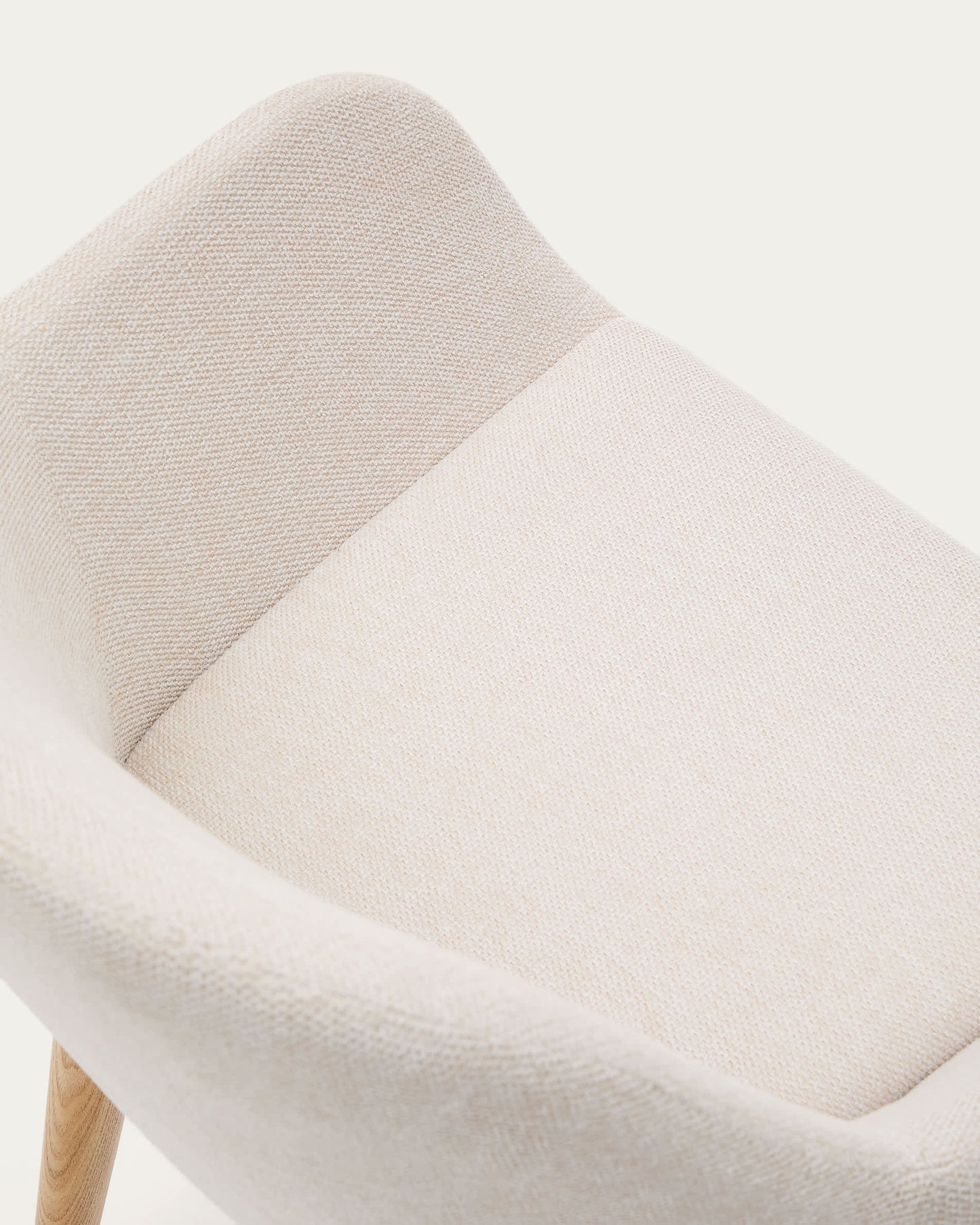 Sedia Konna beige con gambe in legno massello di frassino finitura naturale