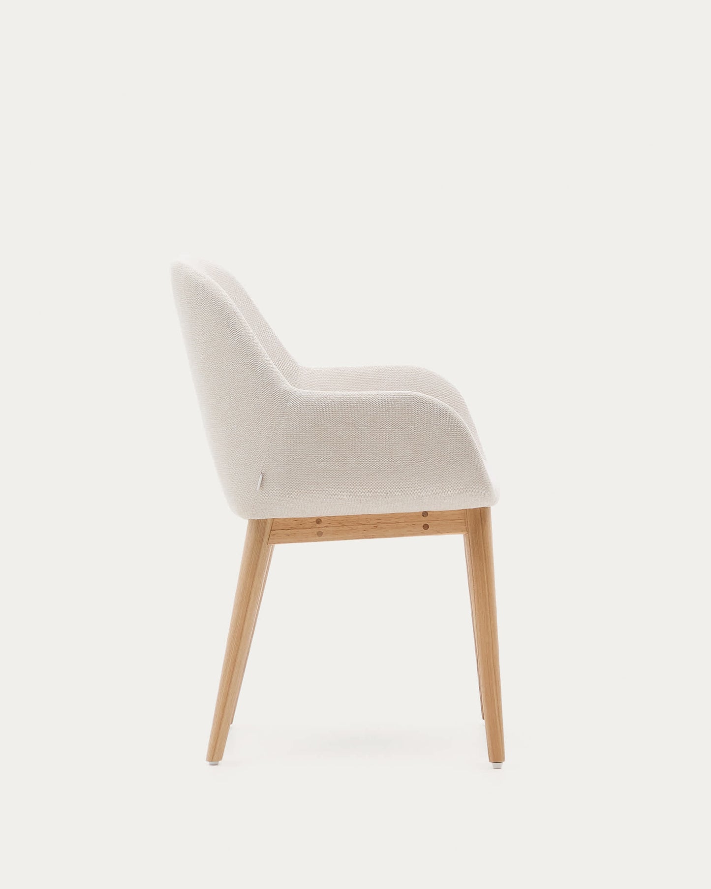 Sedia Konna beige con gambe in legno massello di frassino finitura naturale