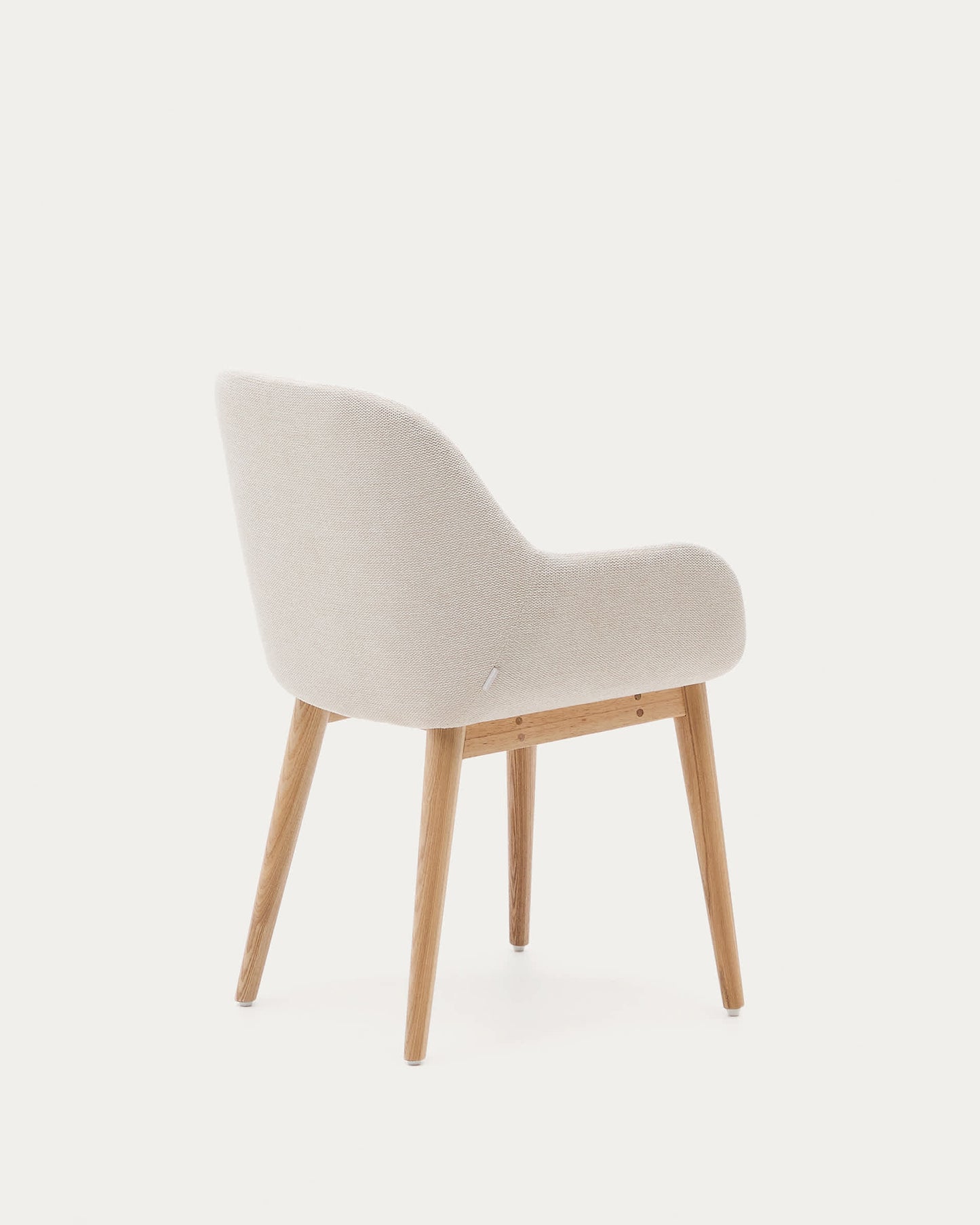 Sedia Konna beige con gambe in legno massello di frassino finitura naturale