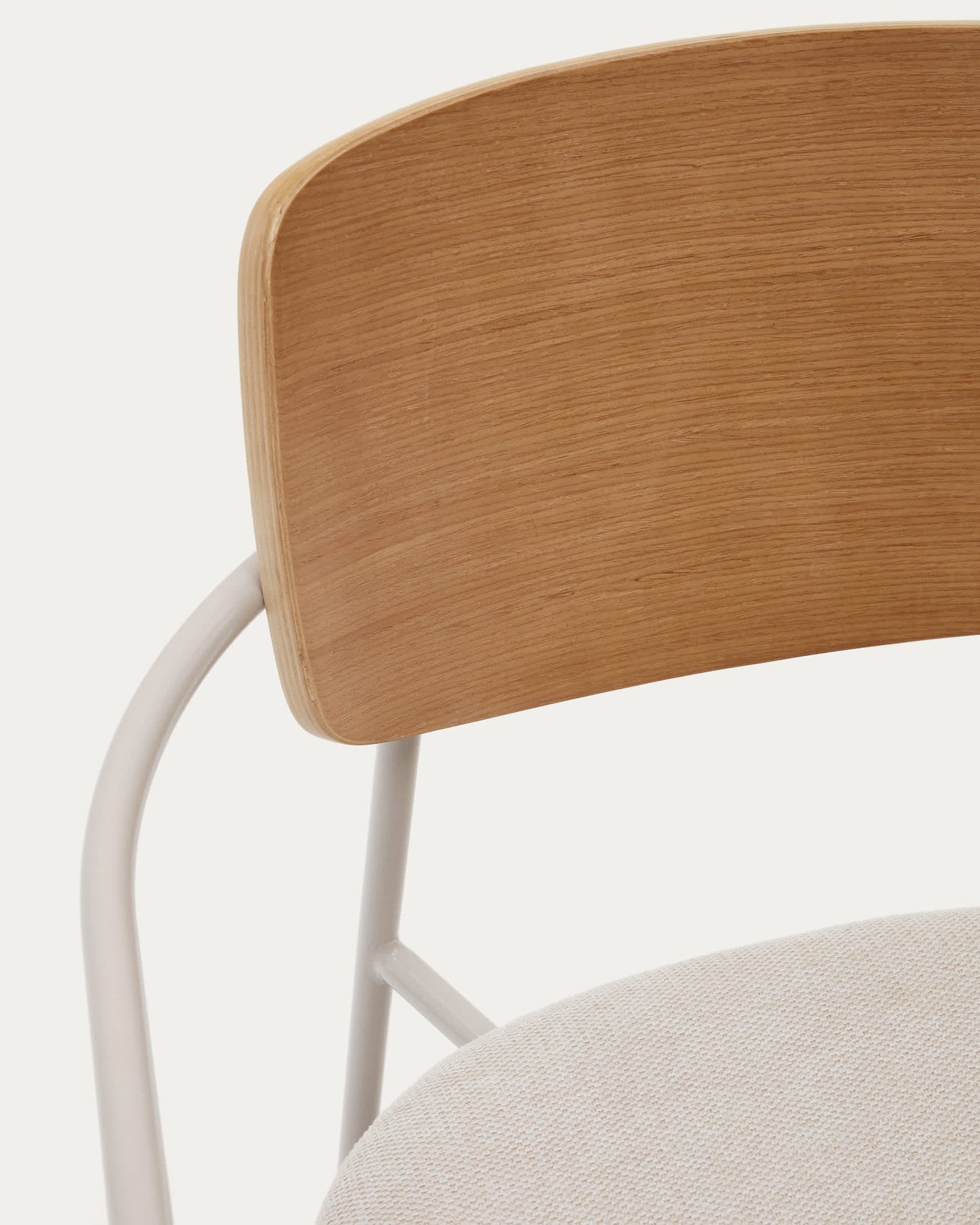 Sedia impilabile Maureen in impiallacciatura di rovere finitura naturale e gambe beige