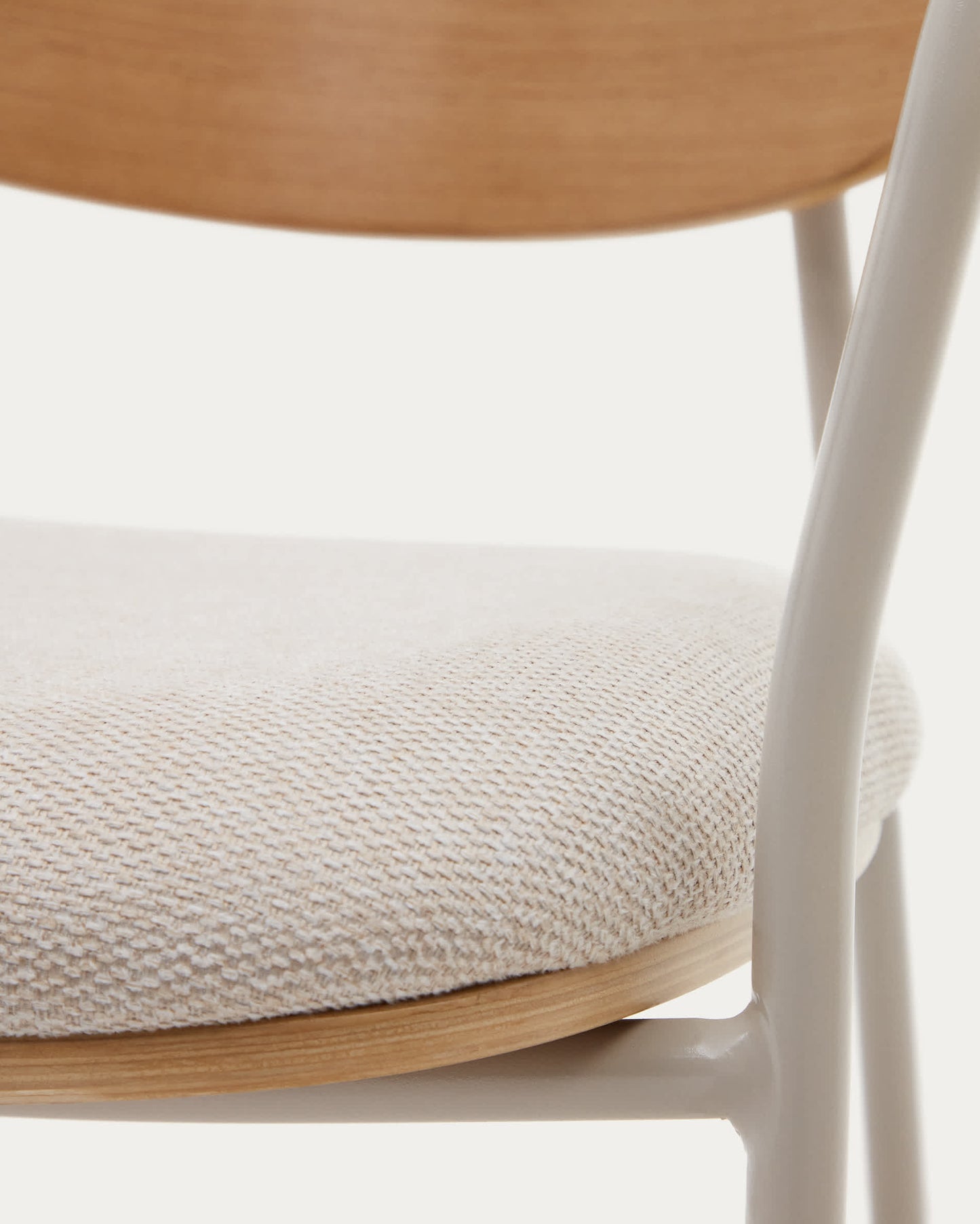 Sedia impilabile Maureen in impiallacciatura di rovere finitura naturale e gambe beige