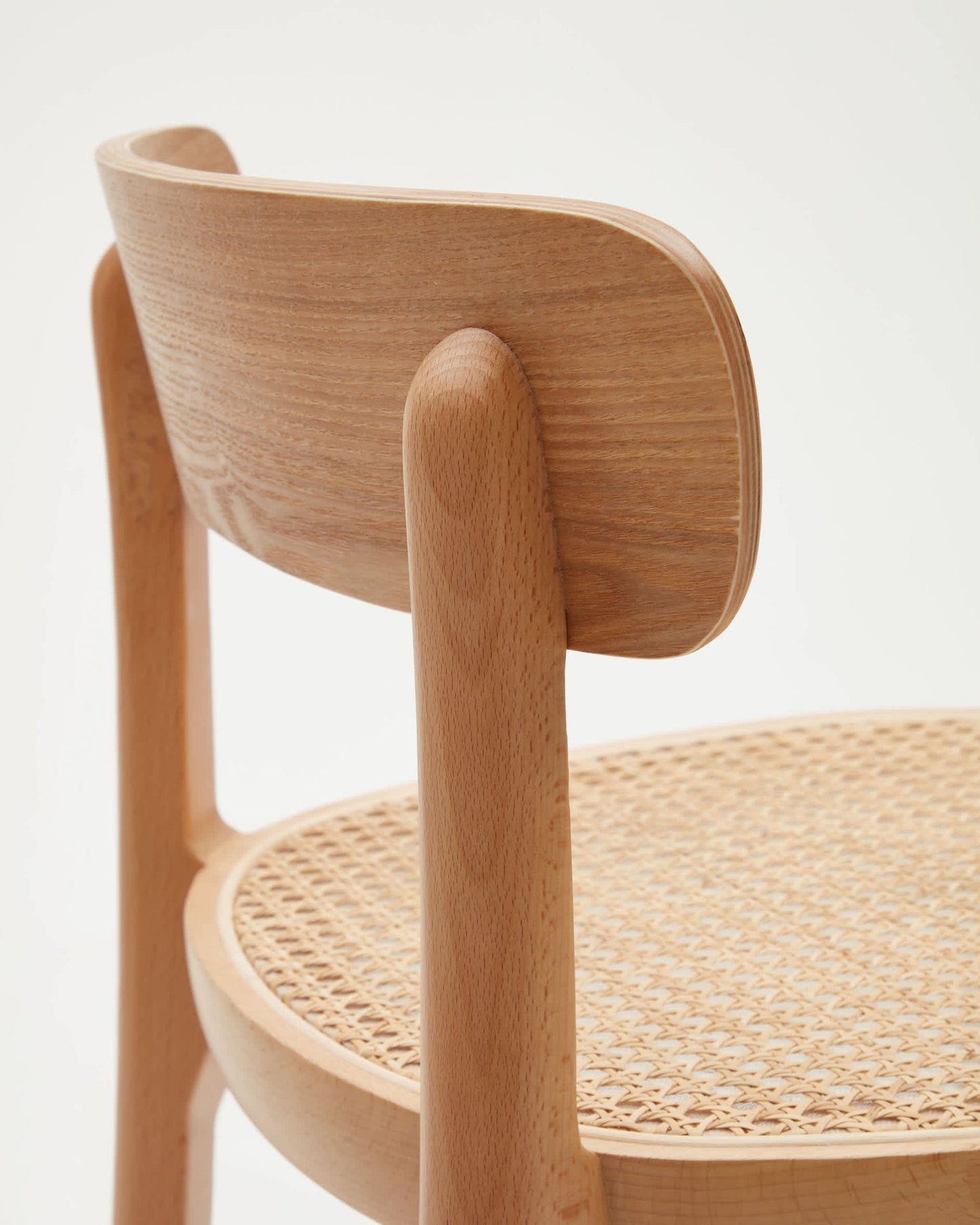 Sgabello Romane legno di faggio naturale impiallacciato frassino e rattan altezza 75 cm