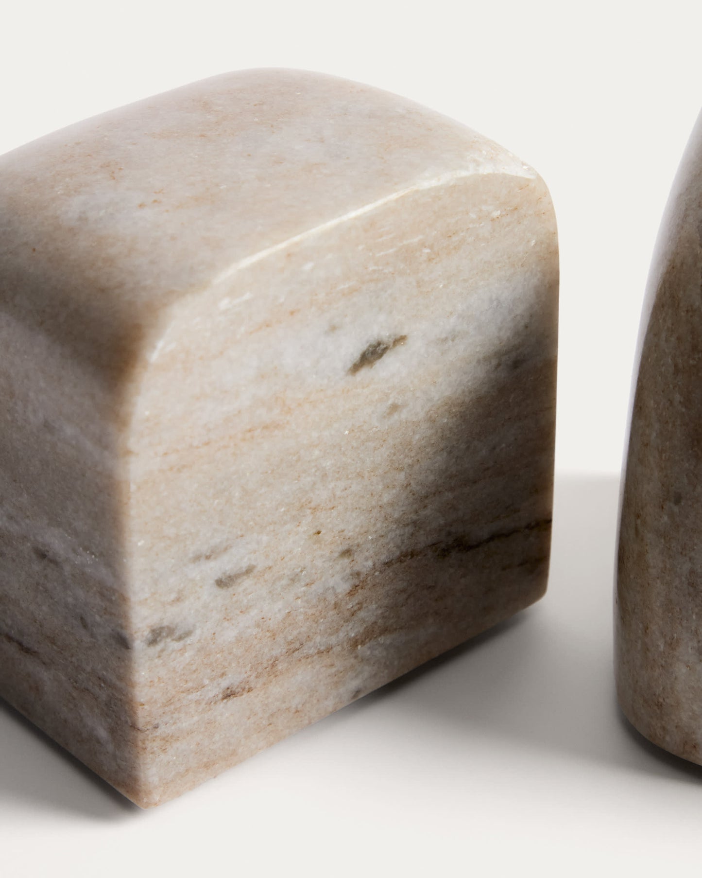 Reggilibri Benine in marmo beige