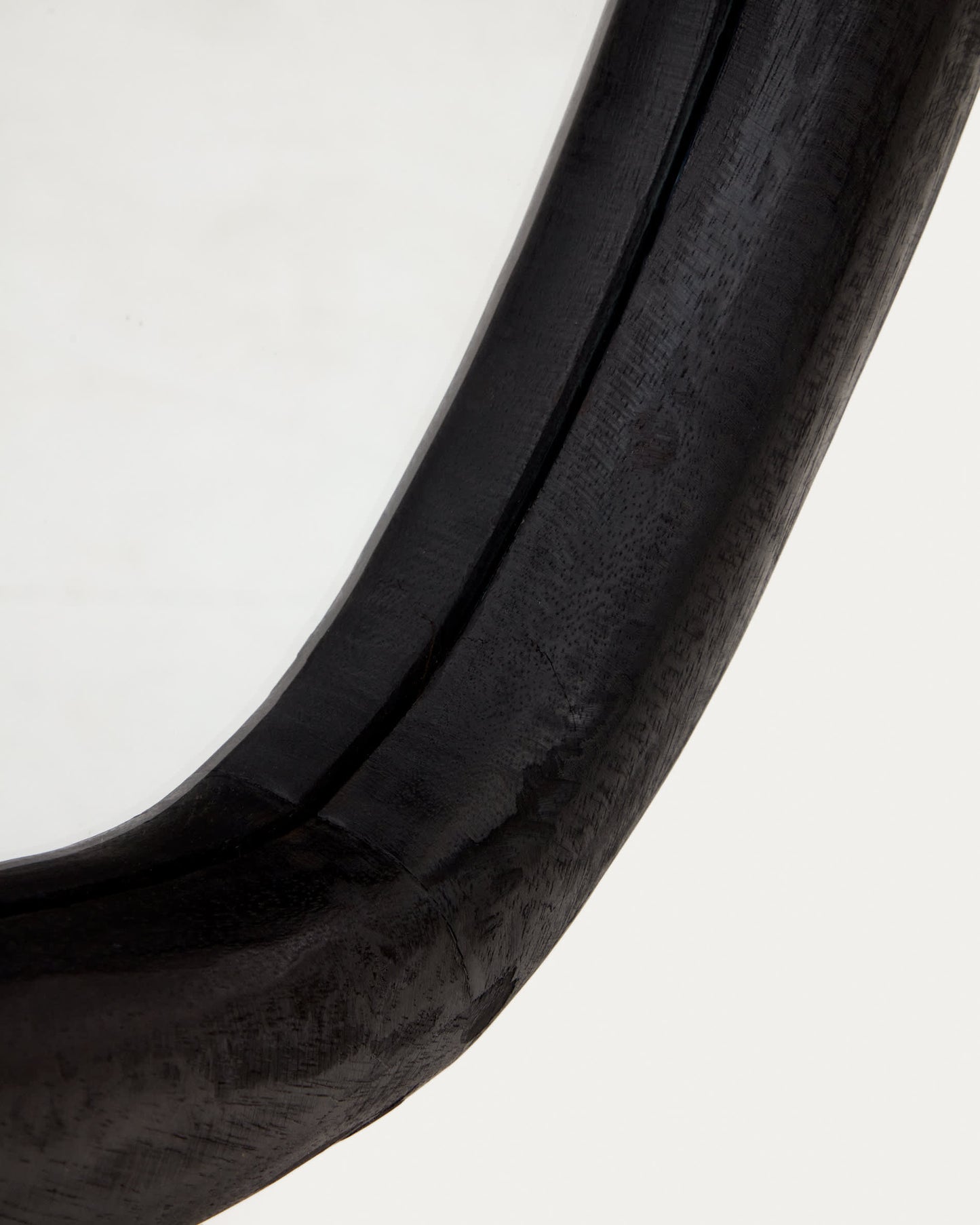 Specchio Magrit in legno massiccio di mungur con finitura in nero Ø 60 x 110 cm