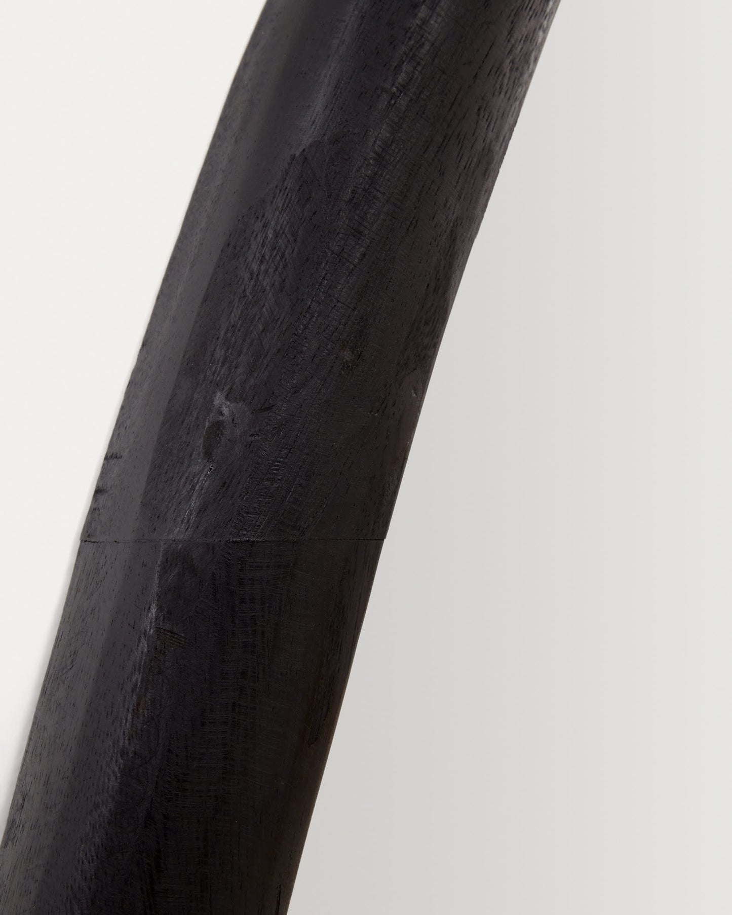 Specchio Magrit in legno massiccio di mungur con finitura in nero Ø 60 x 110 cm
