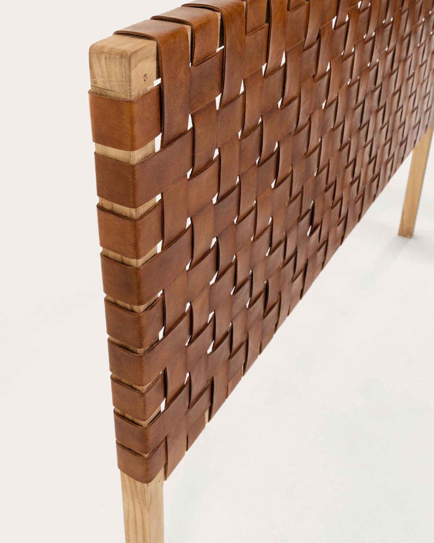 Testiera Calixta in legno massello di teak e pelle per letto da 150 cm