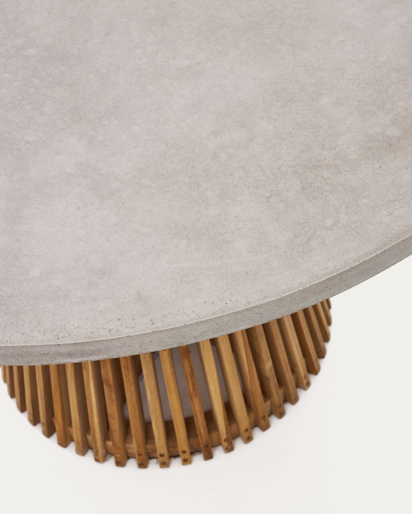 Tavolo rotondo da esterni Alcaufar in legno massiccio di teak e cemento grigio Ø 120 cm