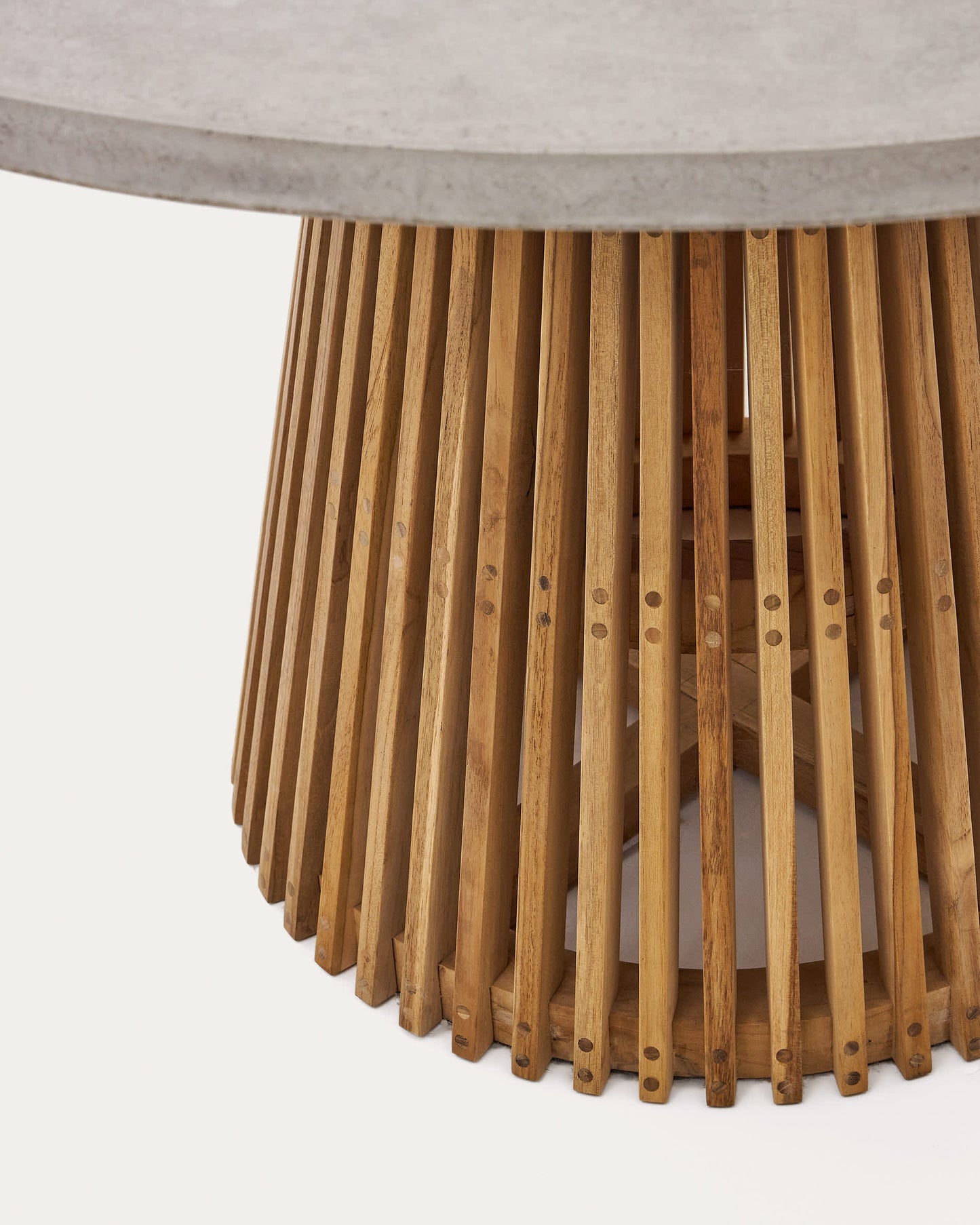 Tavolo rotondo da esterni Alcaufar in legno massiccio di teak e cemento grigio Ø 120 cm