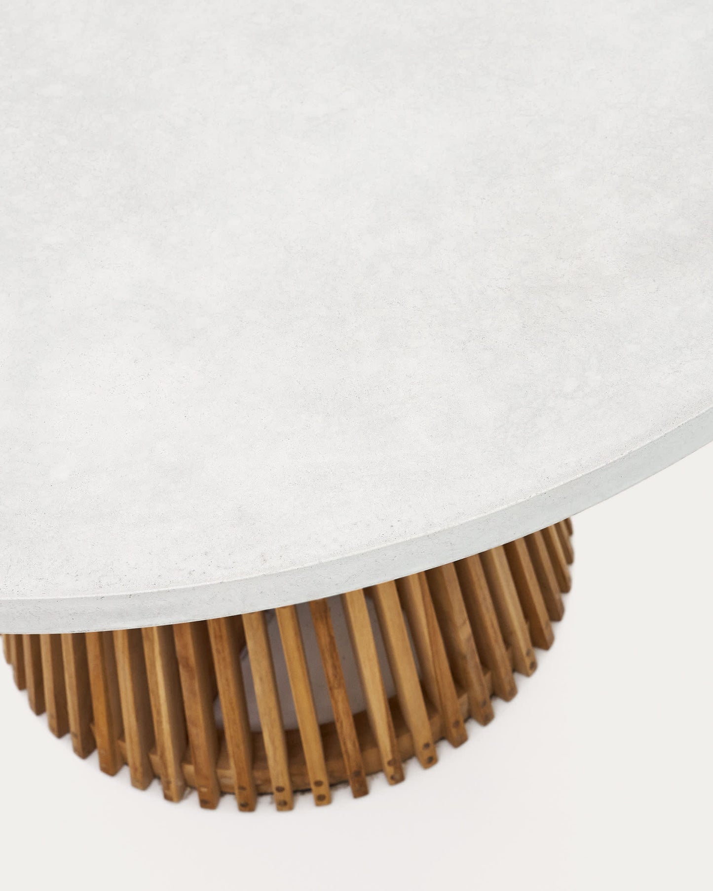 Tavolo rotondo da esterni Alcaufar in legno massiccio di teak e cemento bianco Ø 120 cm