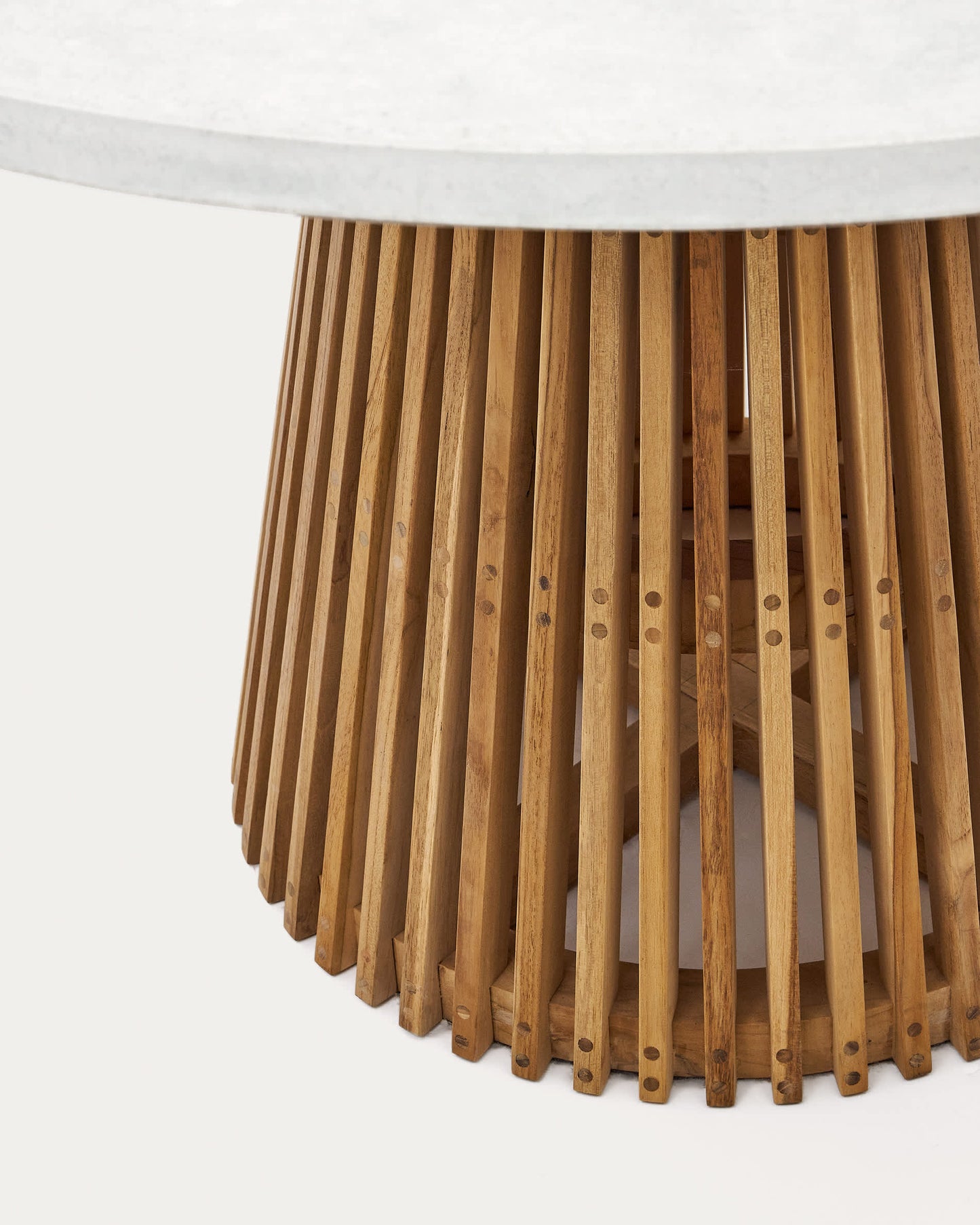 Tavolo rotondo da esterni Alcaufar in legno massiccio di teak e cemento bianco Ø 120 cm