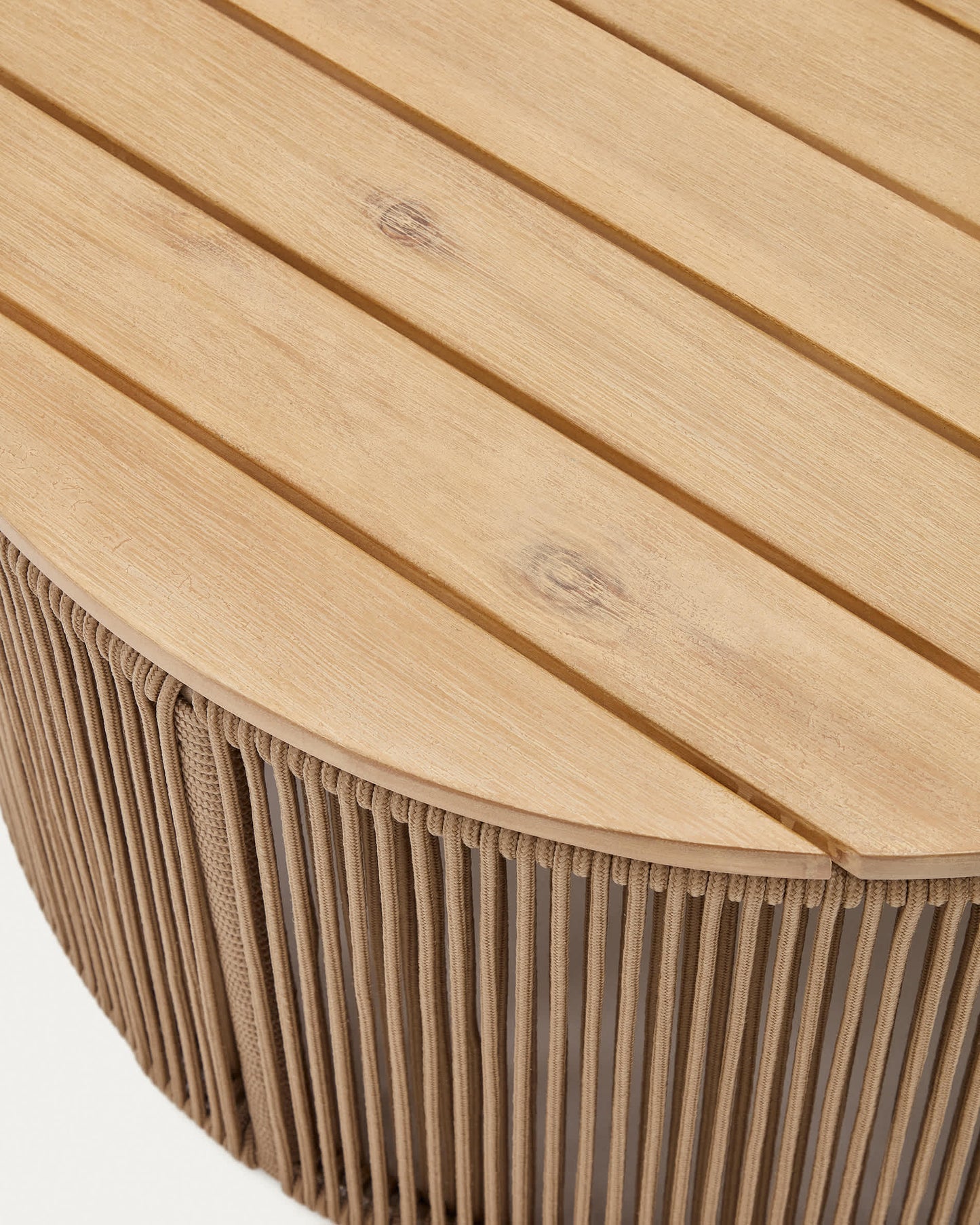 Tavolino Dandara in acciaio, corda beige e gambe in legno massiccio di acacia Ø60 cm