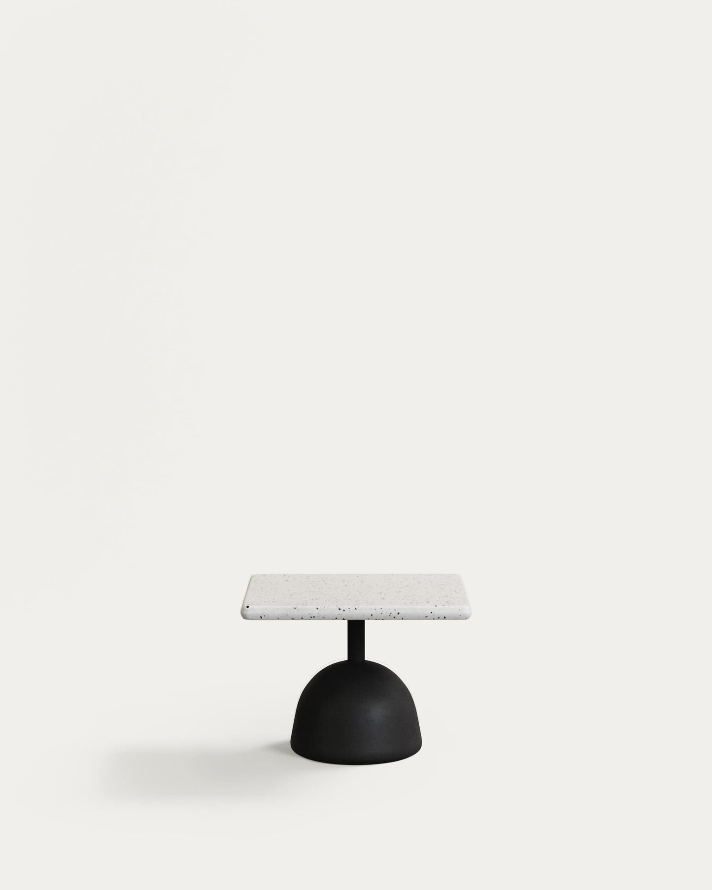 Tavolino Saura con piano in terrazzo bianco e base in cemento nero 48x48x35 cm