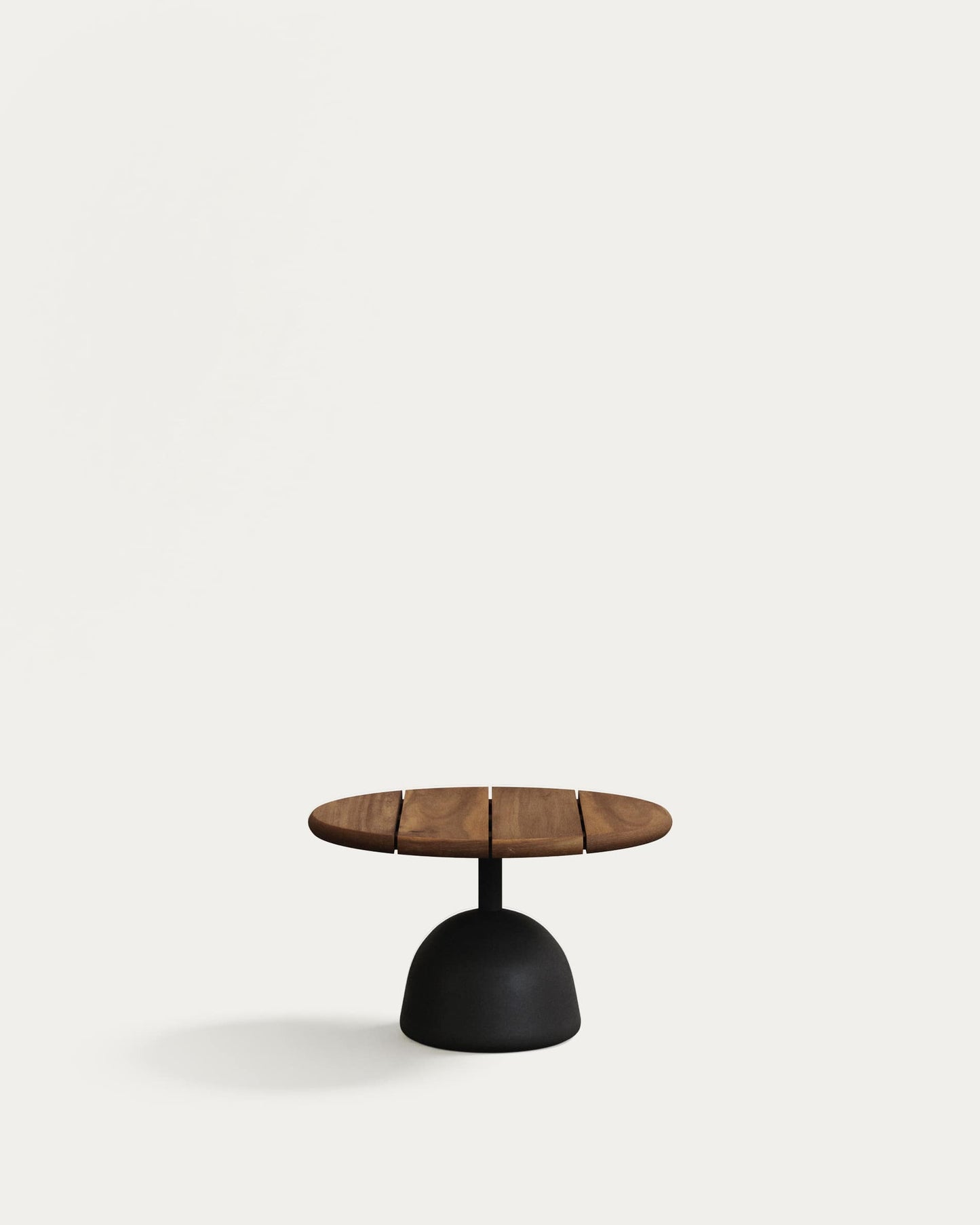 Tavolino Saura con piano in acacia finitura noce e base in cemento nero Ø 55x35cm