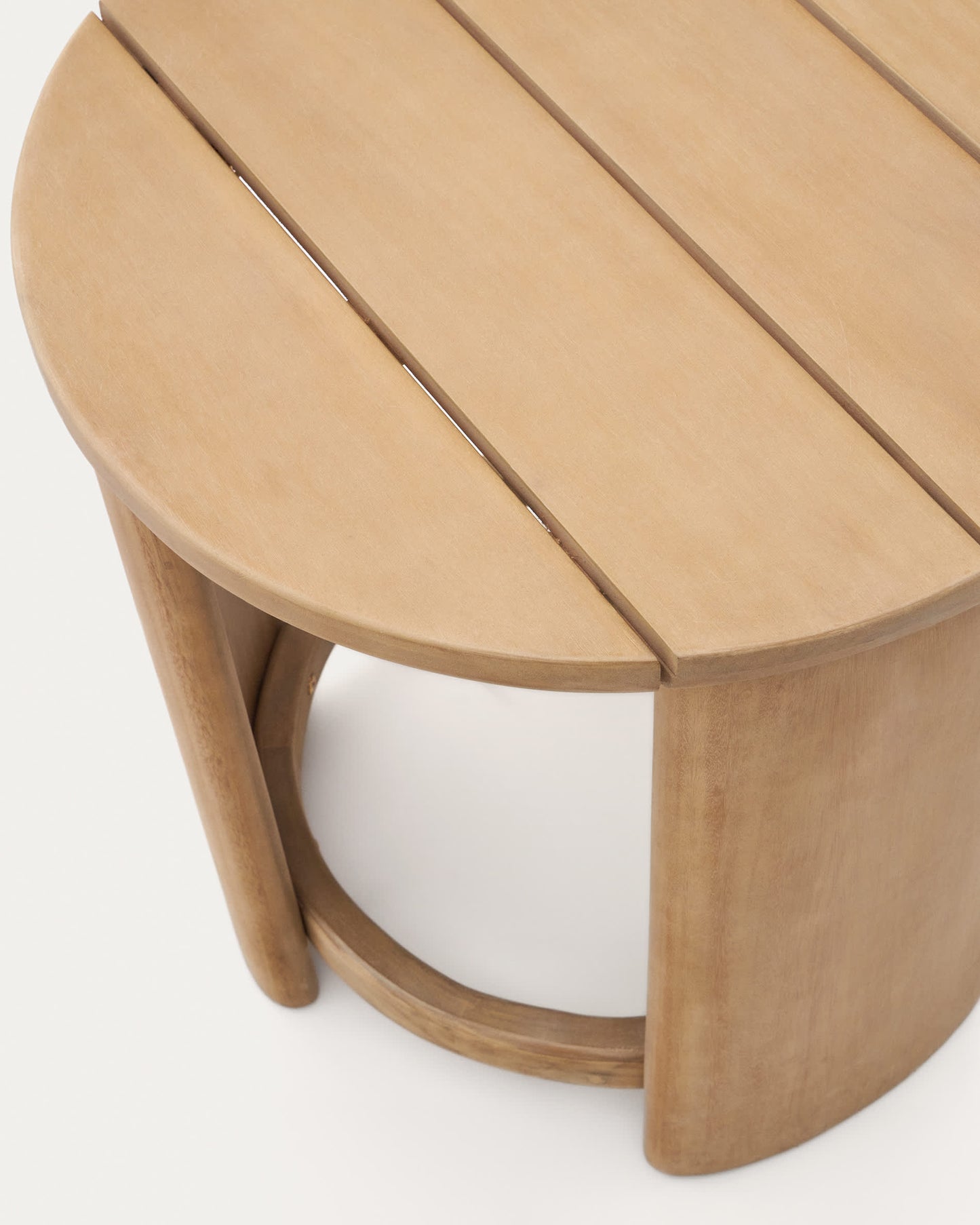 Tavolino da appoggio Xoriguer in legno massiccio di eucalipto Ø56 cm