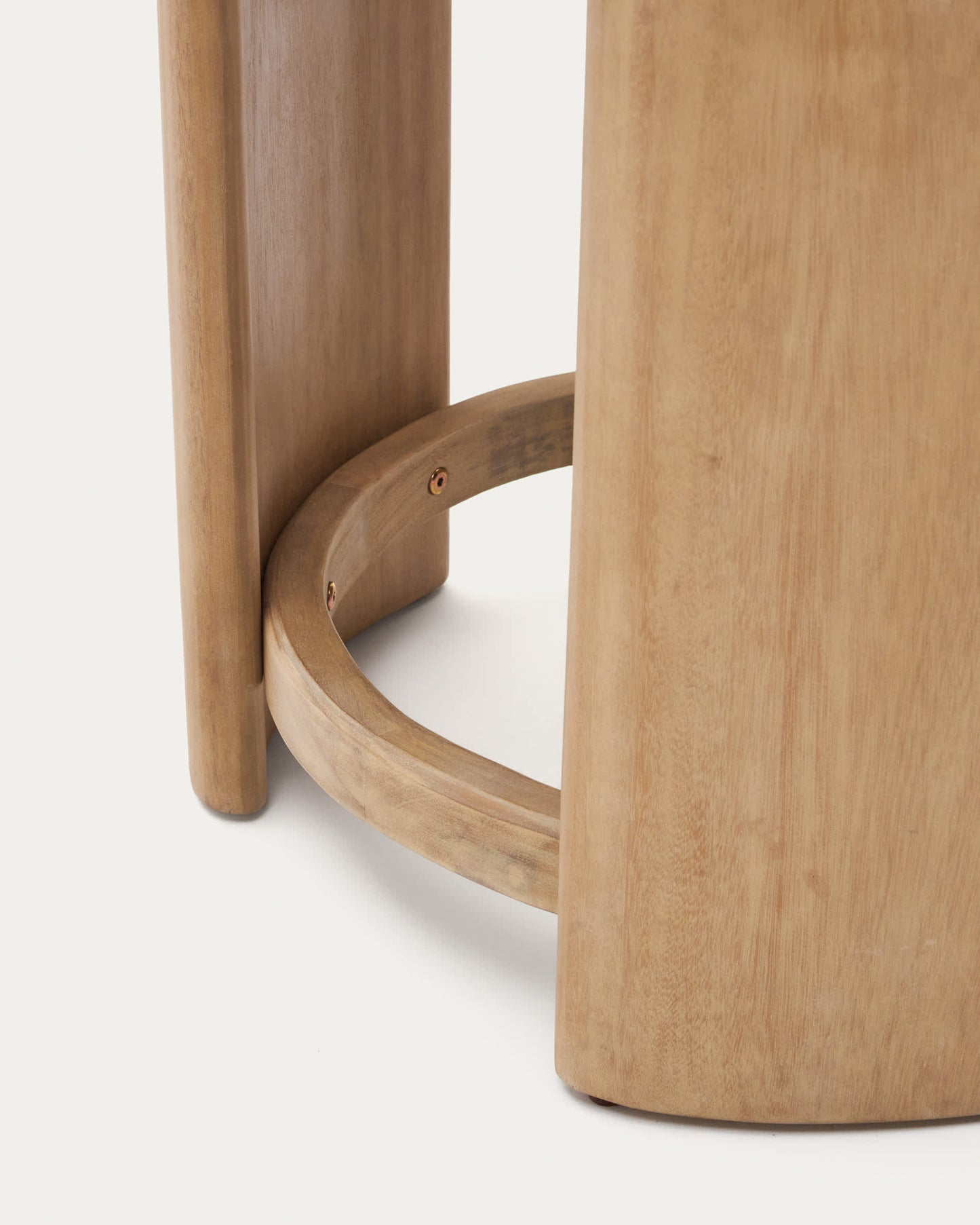 Tavolino da appoggio Xoriguer in legno massiccio di eucalipto Ø56 cm