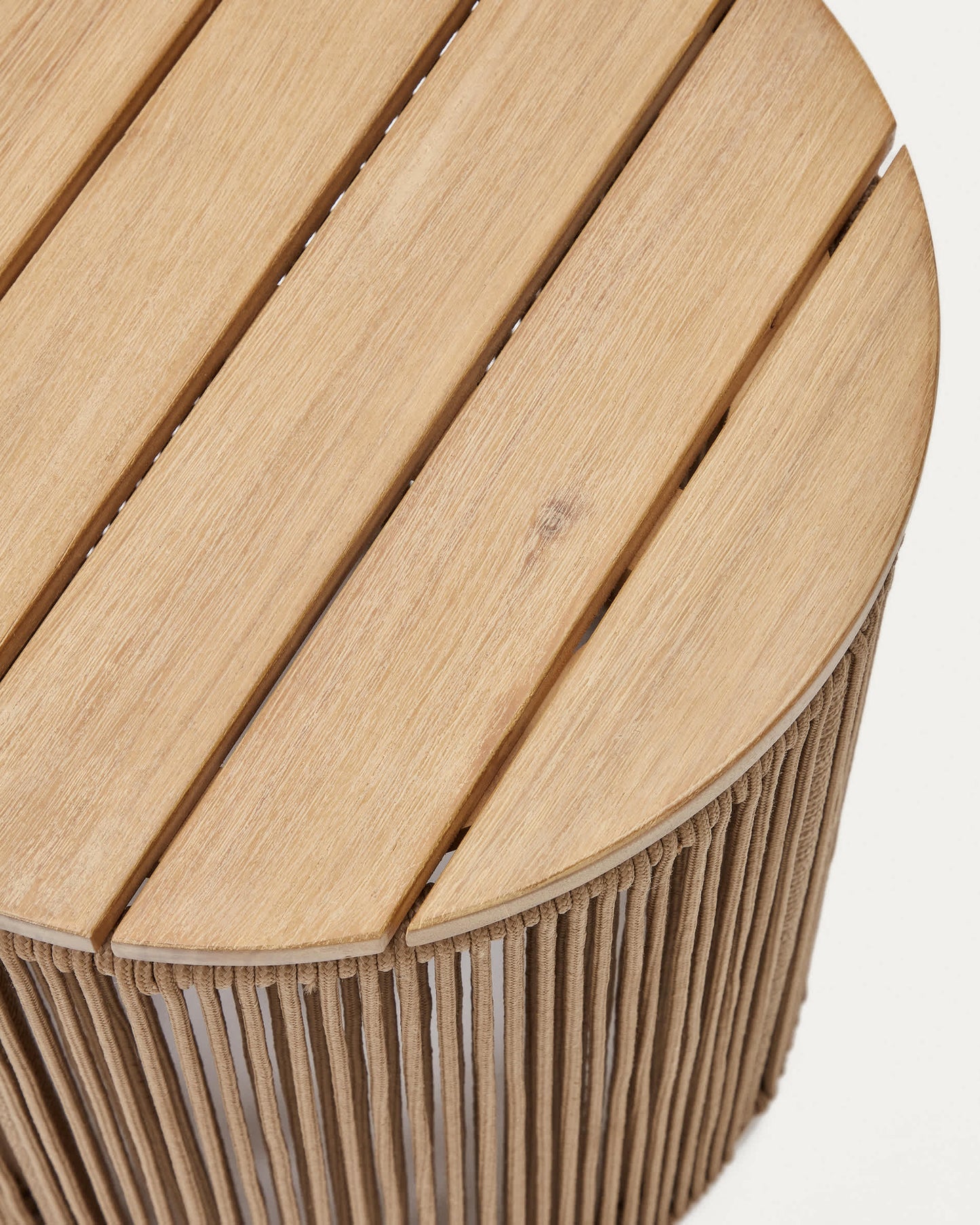 Tavolino Dandara in acciaio, corda beige e gambe in legno massiccio di acacia Ø40 cm