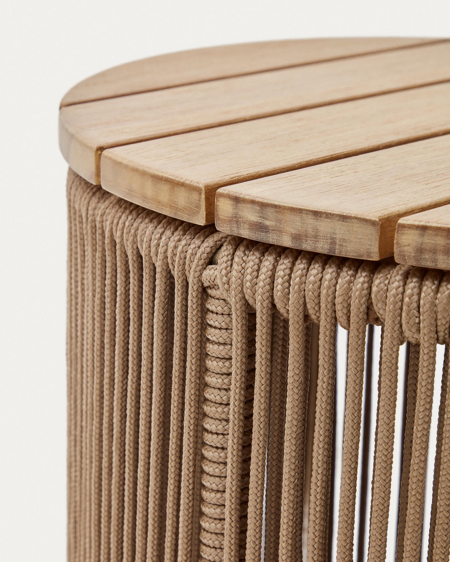 Tavolino Dandara in acciaio, corda beige e gambe in legno massiccio di acacia Ø40 cm