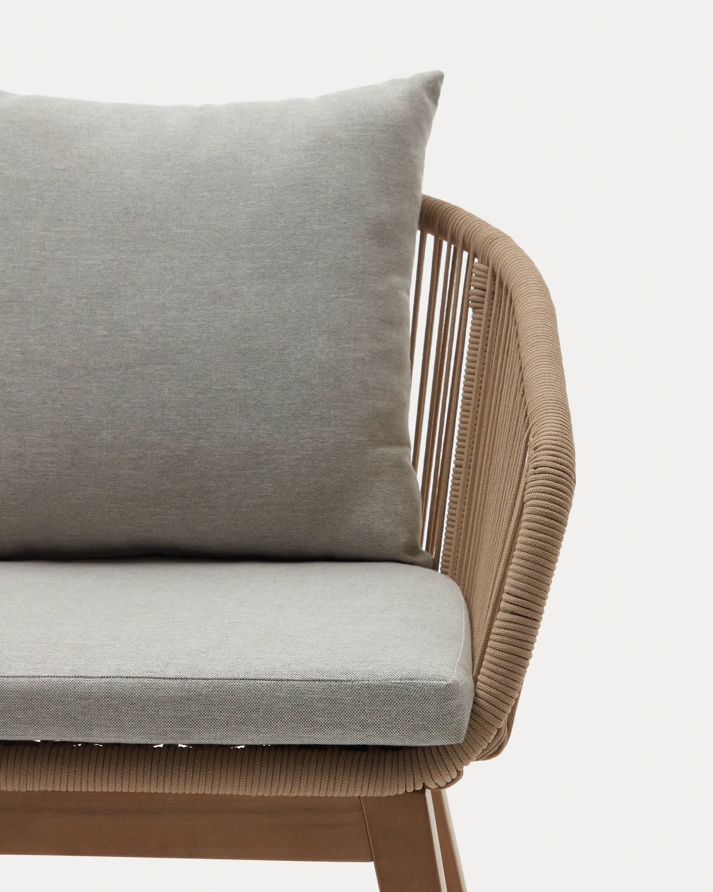 Sedia Portalo in corda beige e gambe in legno massello di acacia