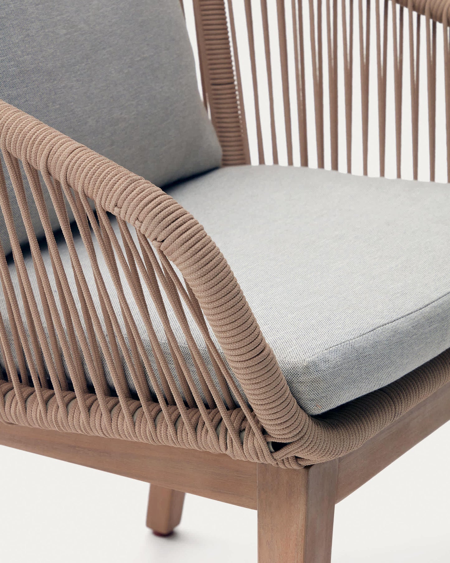 Sedia Portalo in corda beige e gambe in legno massello di acacia