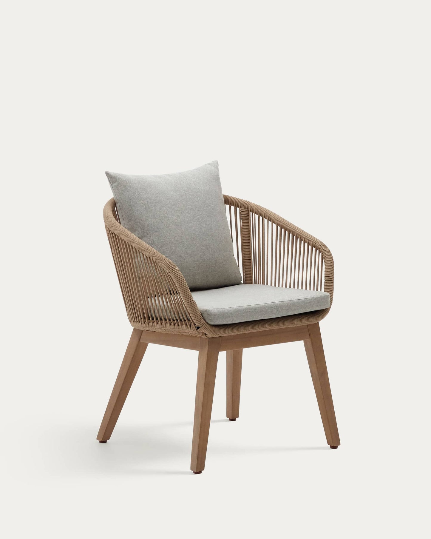 Sedia Portalo in corda beige e gambe in legno massello di acacia
