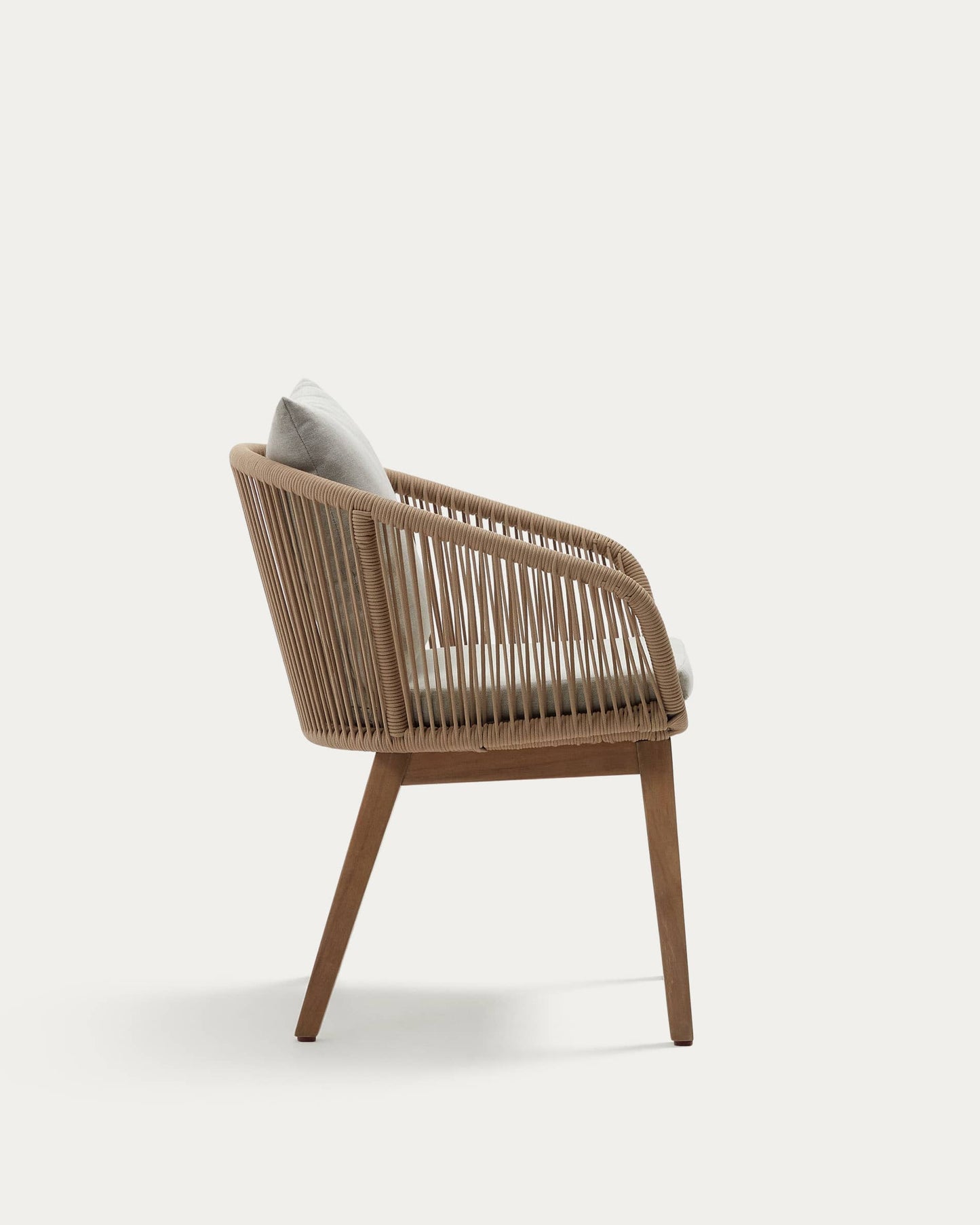 Sedia Portalo in corda beige e gambe in legno massello di acacia