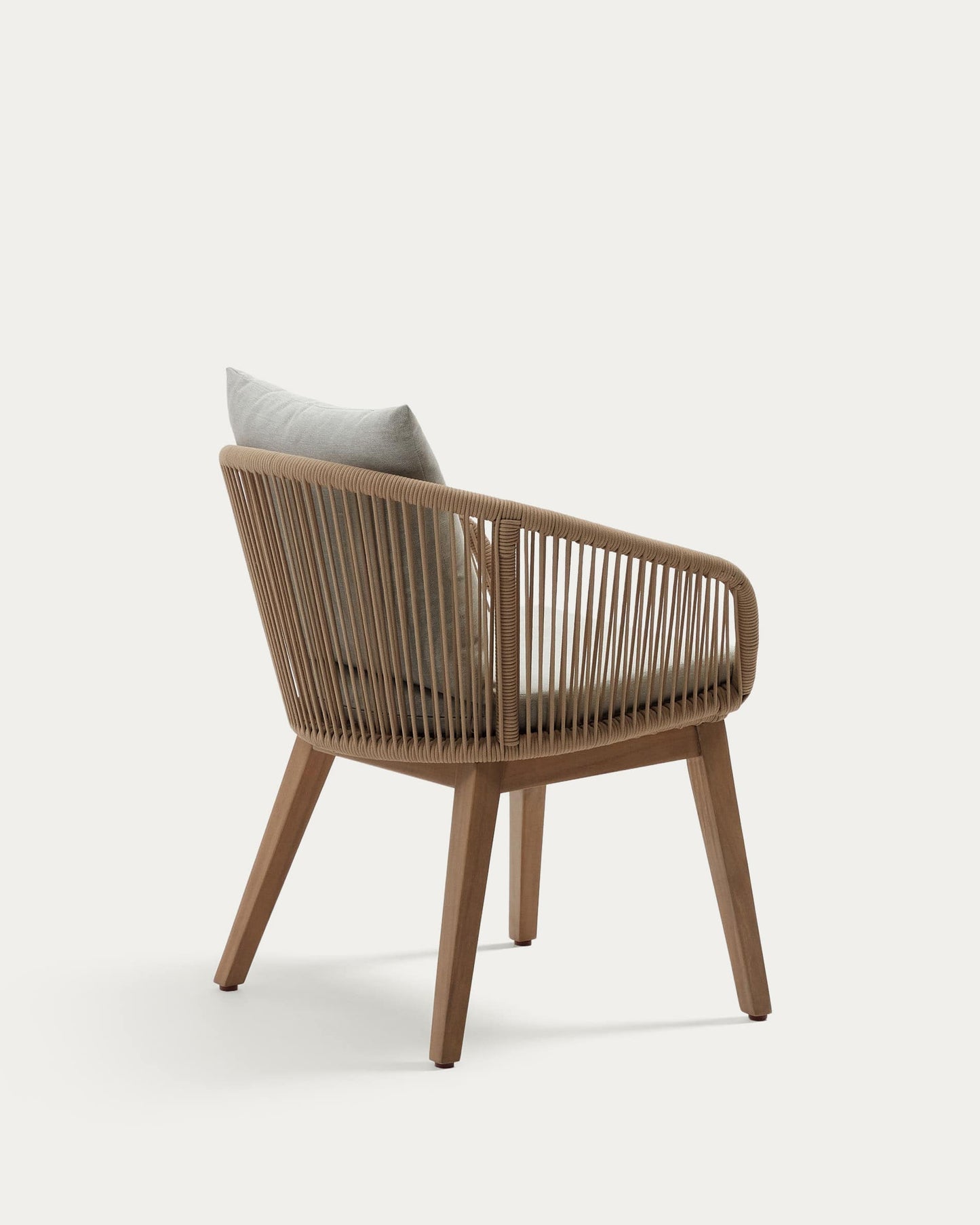 Sedia Portalo in corda beige e gambe in legno massello di acacia