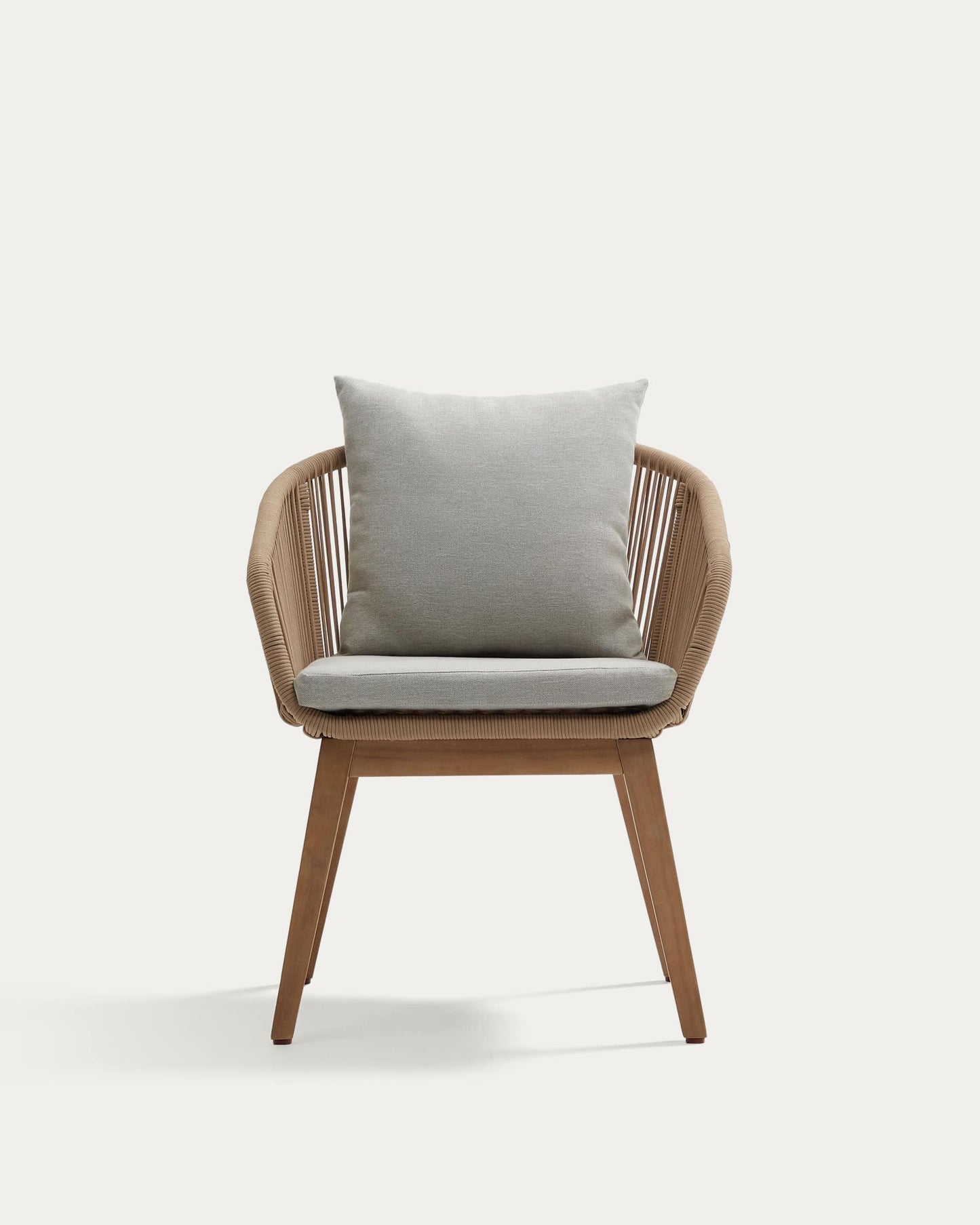 Sedia Portalo in corda beige e gambe in legno massello di acacia