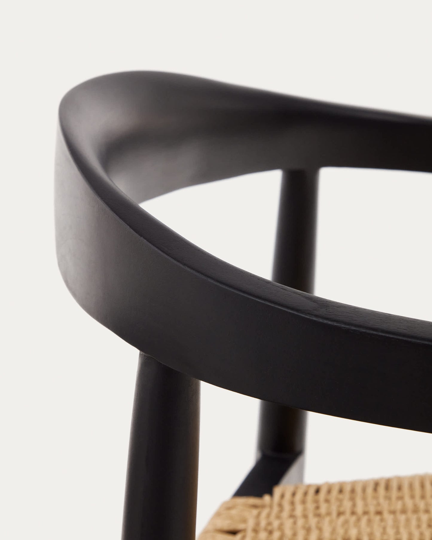 Sedia impilabile Ydalia in legno massello di teak con finitura nero e corda di rattan sintetico