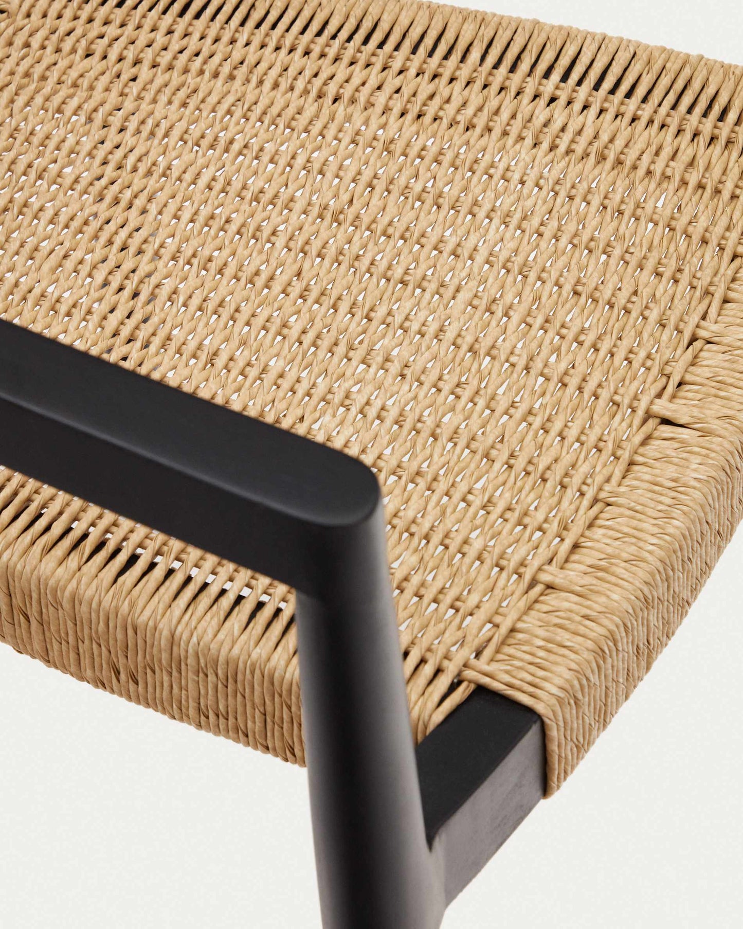 Sedia impilabile Ydalia in legno massello di teak con finitura nero e corda di rattan sintetico