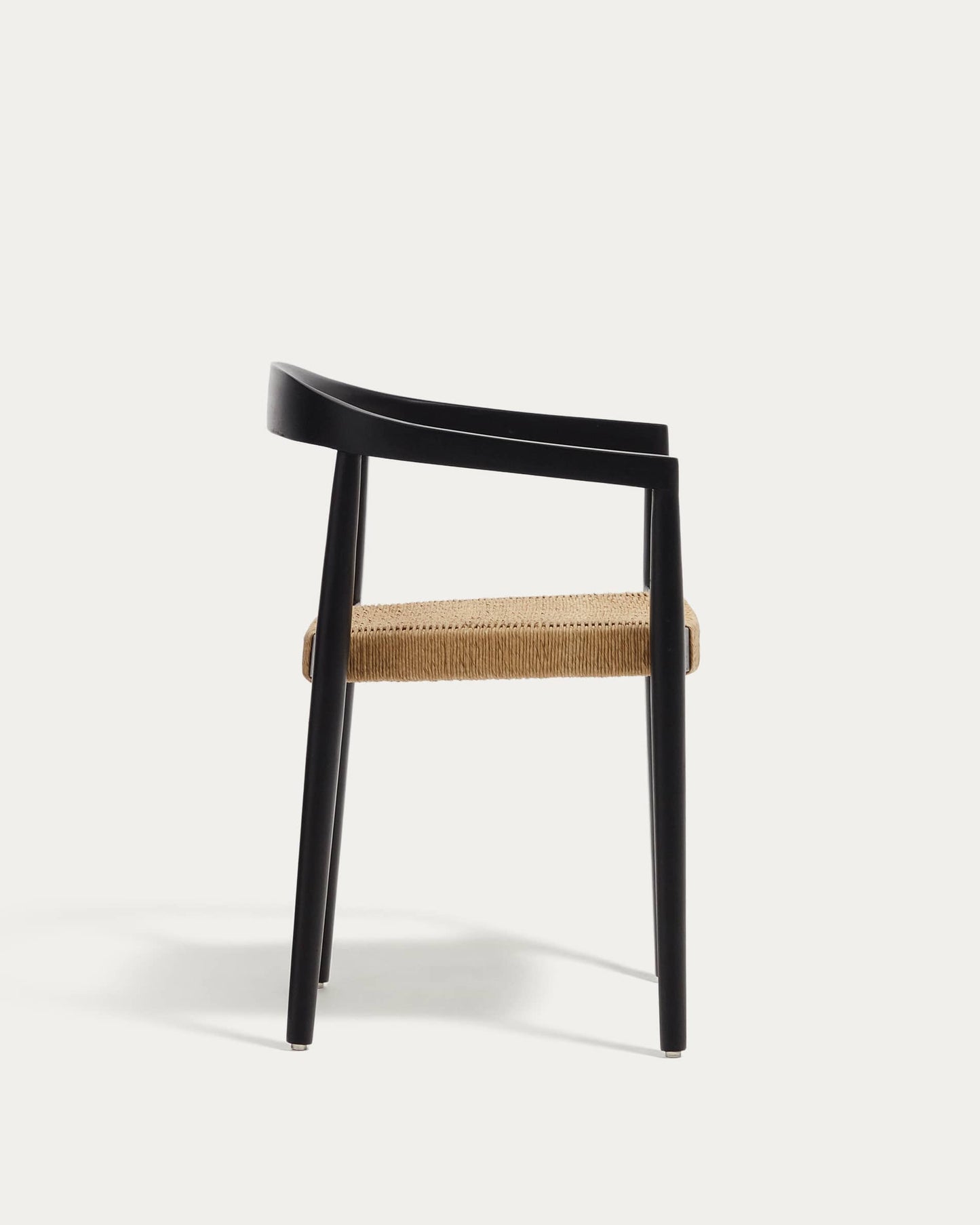 Sedia impilabile Ydalia in legno massello di teak con finitura nero e corda di rattan sintetico