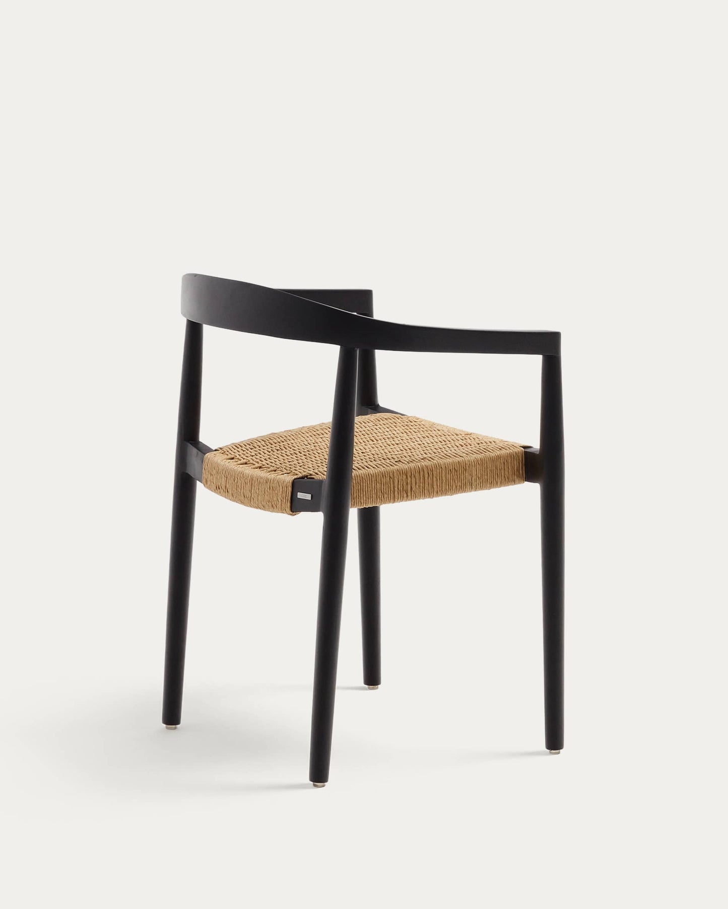 Sedia impilabile Ydalia in legno massello di teak con finitura nero e corda di rattan sintetico