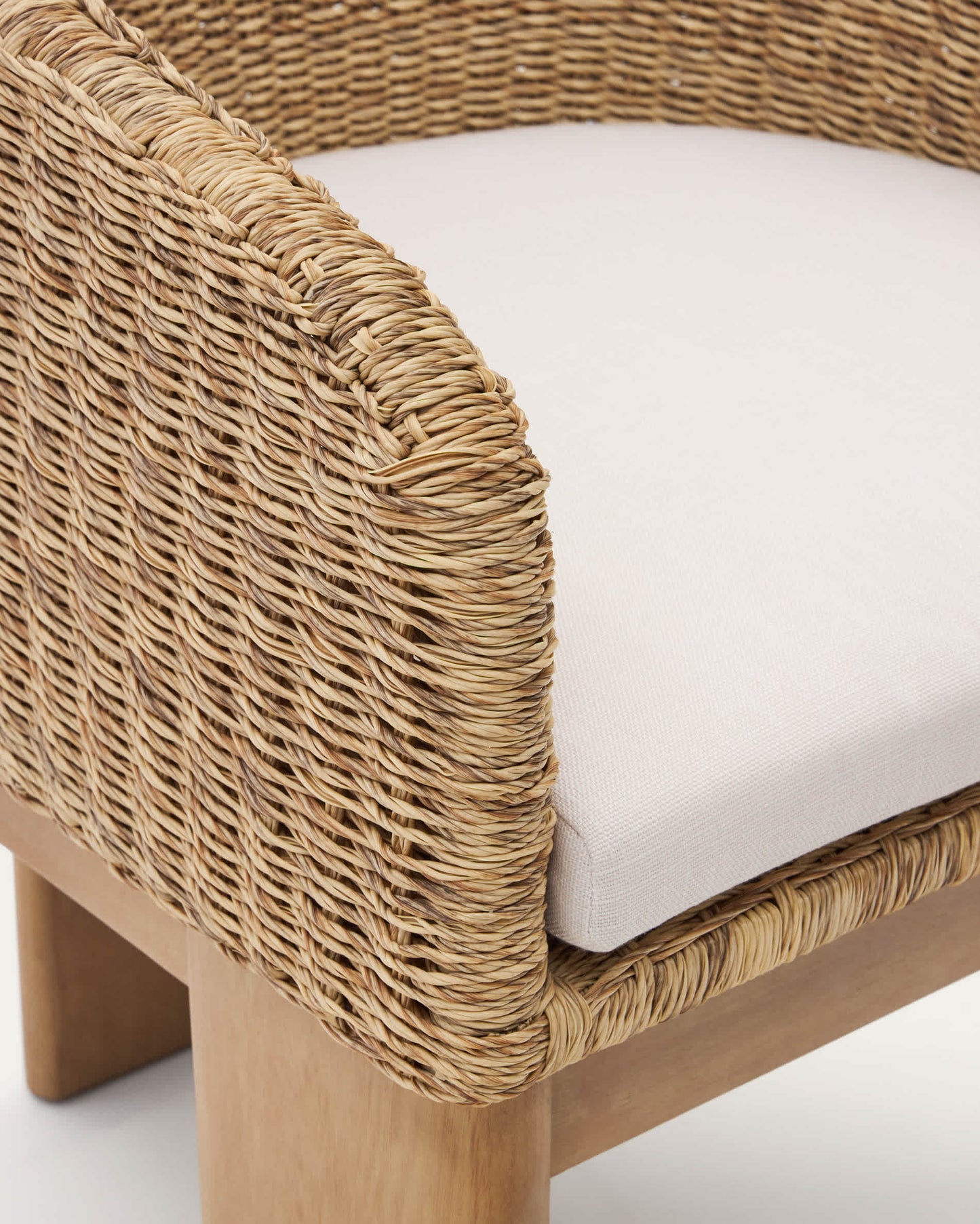 Sedia Xoriguer in rattan sintetico e legno massiccio di eucalipto