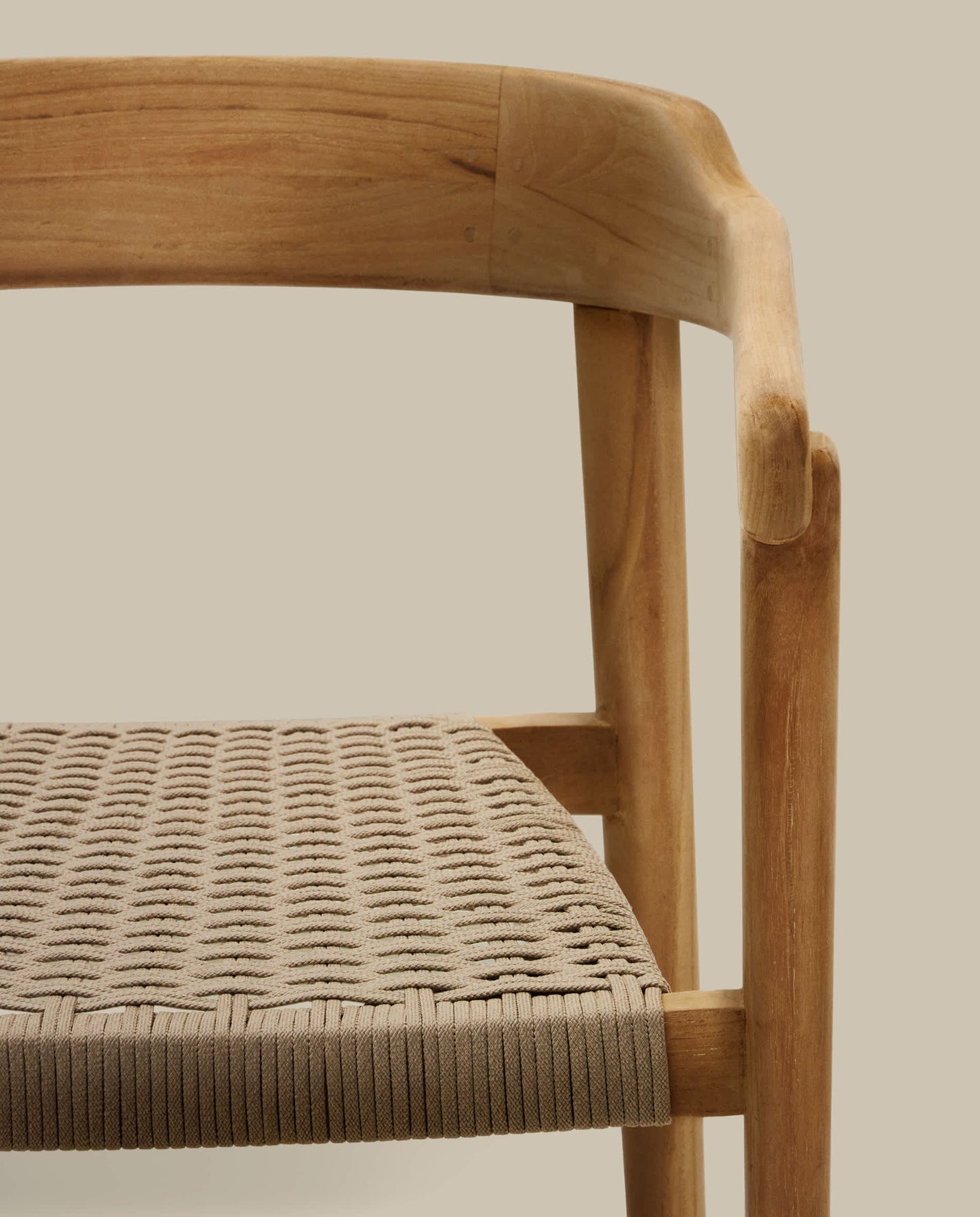 Sedia impilabile Icaro in legno massiccio di teak con finitura naturale e corda in beige