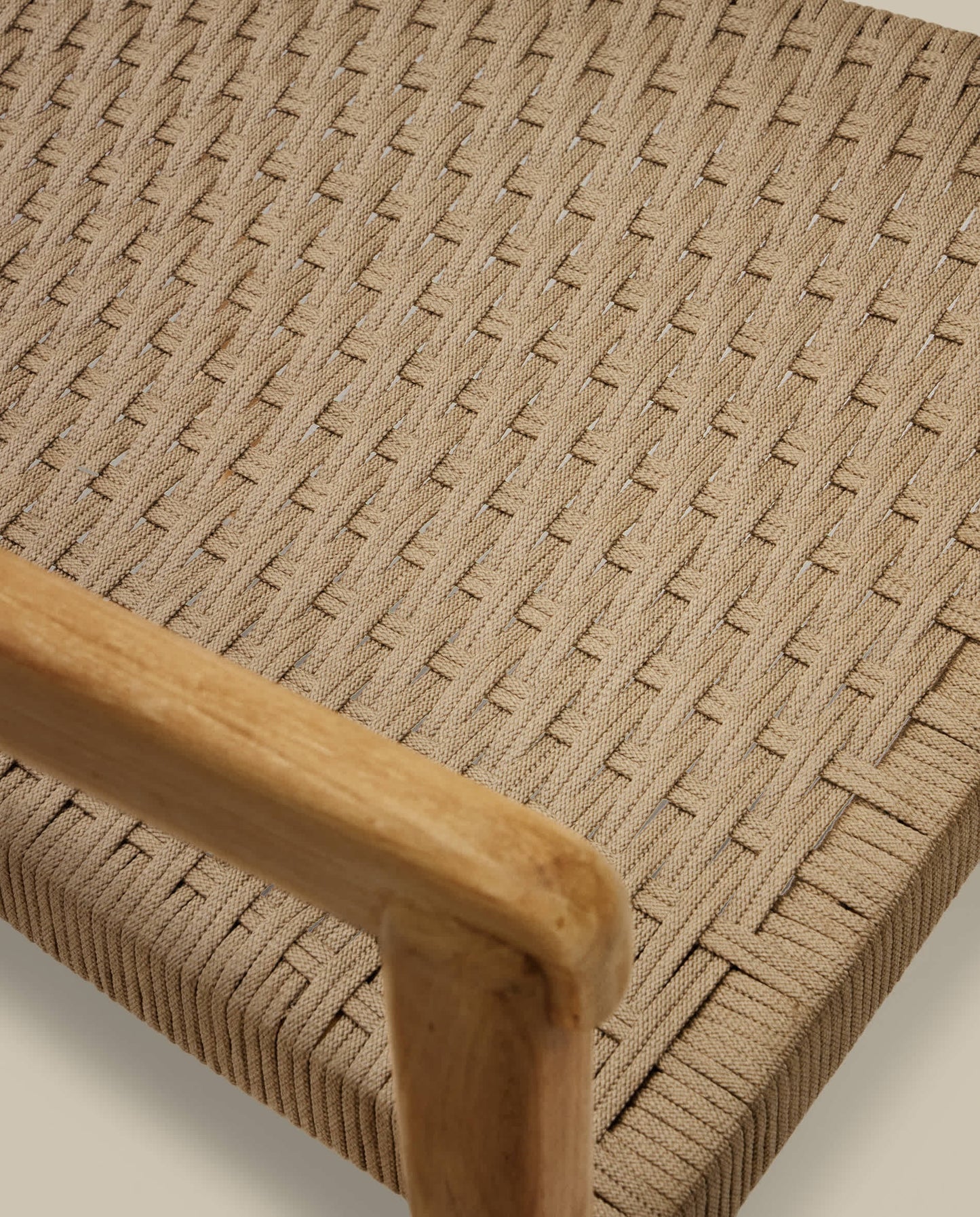 Sedia impilabile Icaro in legno massiccio di teak con finitura naturale e corda in beige