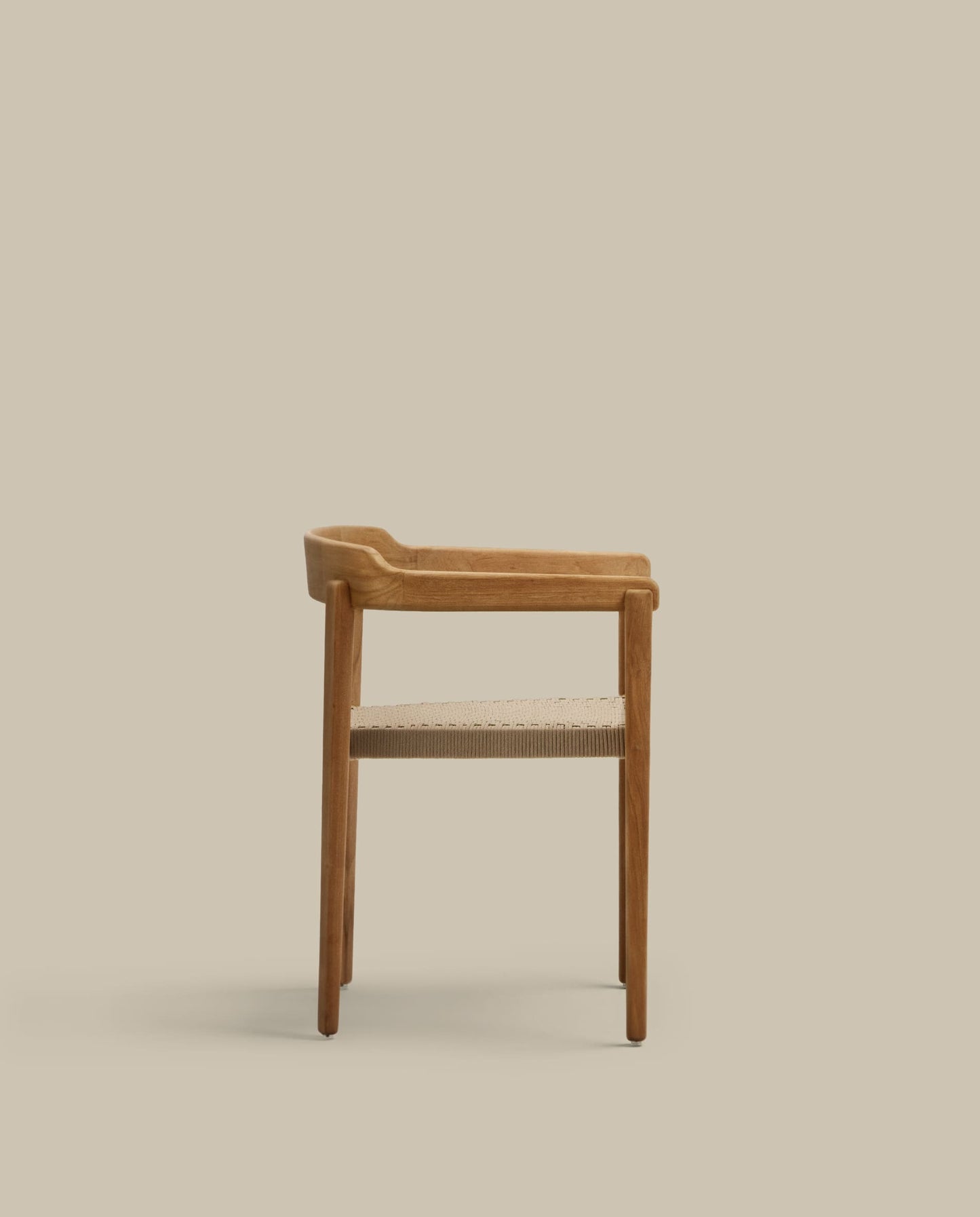 Sedia impilabile Icaro in legno massiccio di teak con finitura naturale e corda in beige