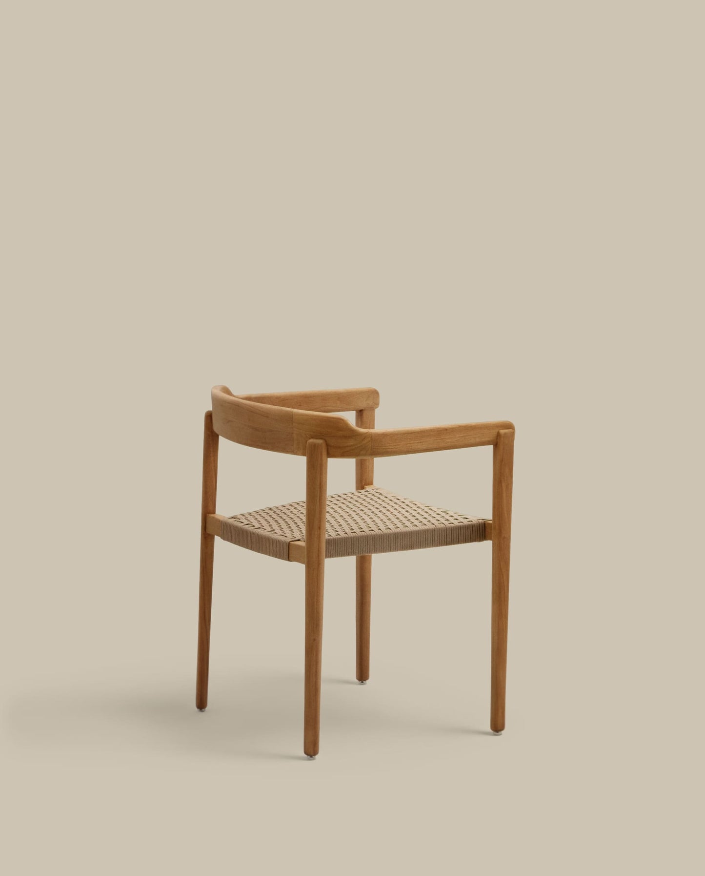 Sedia impilabile Icaro in legno massiccio di teak con finitura naturale e corda in beige