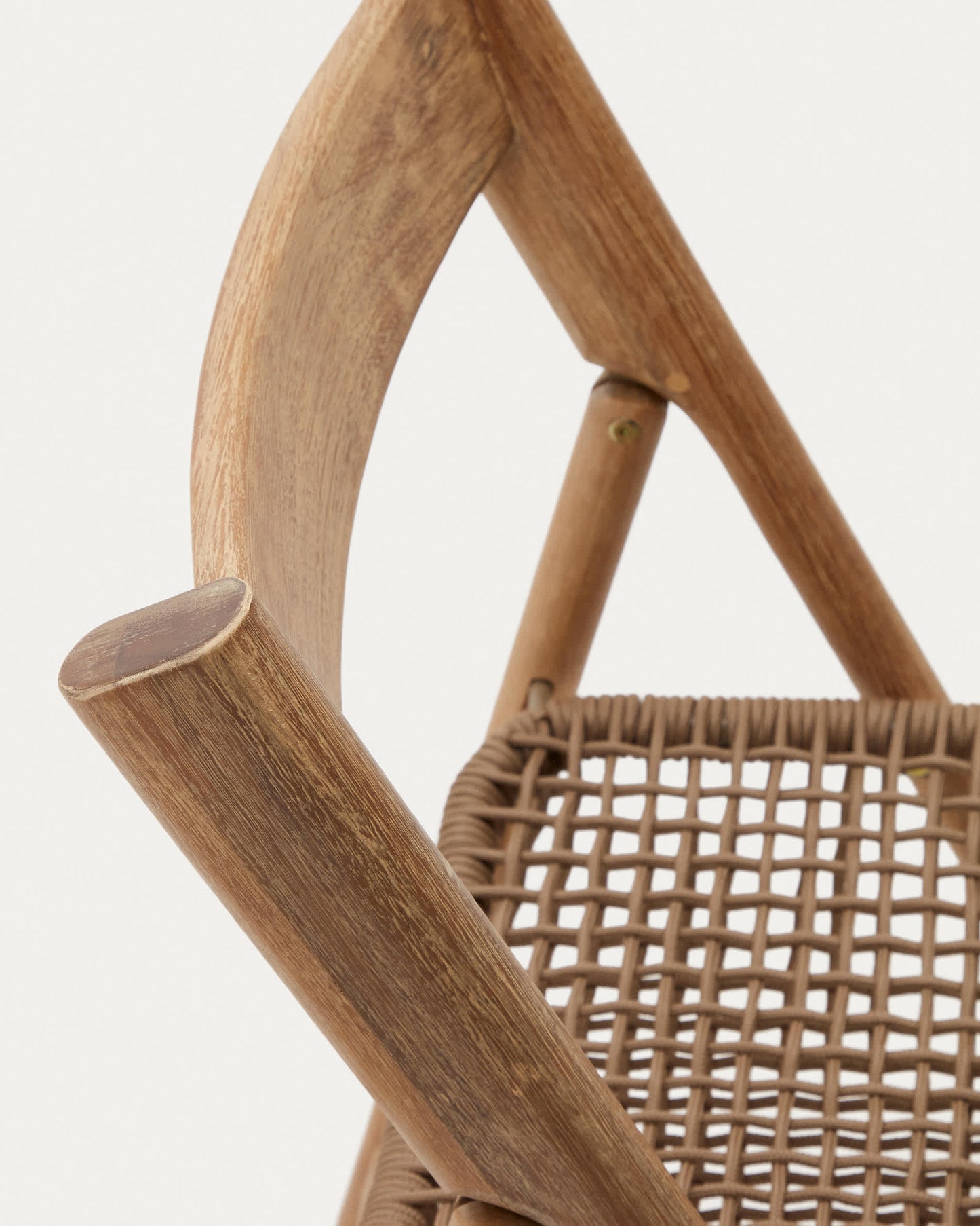 Sedia pieghevole Dandara in legno massiccio di acacia e struttura in acciaio con corda beige