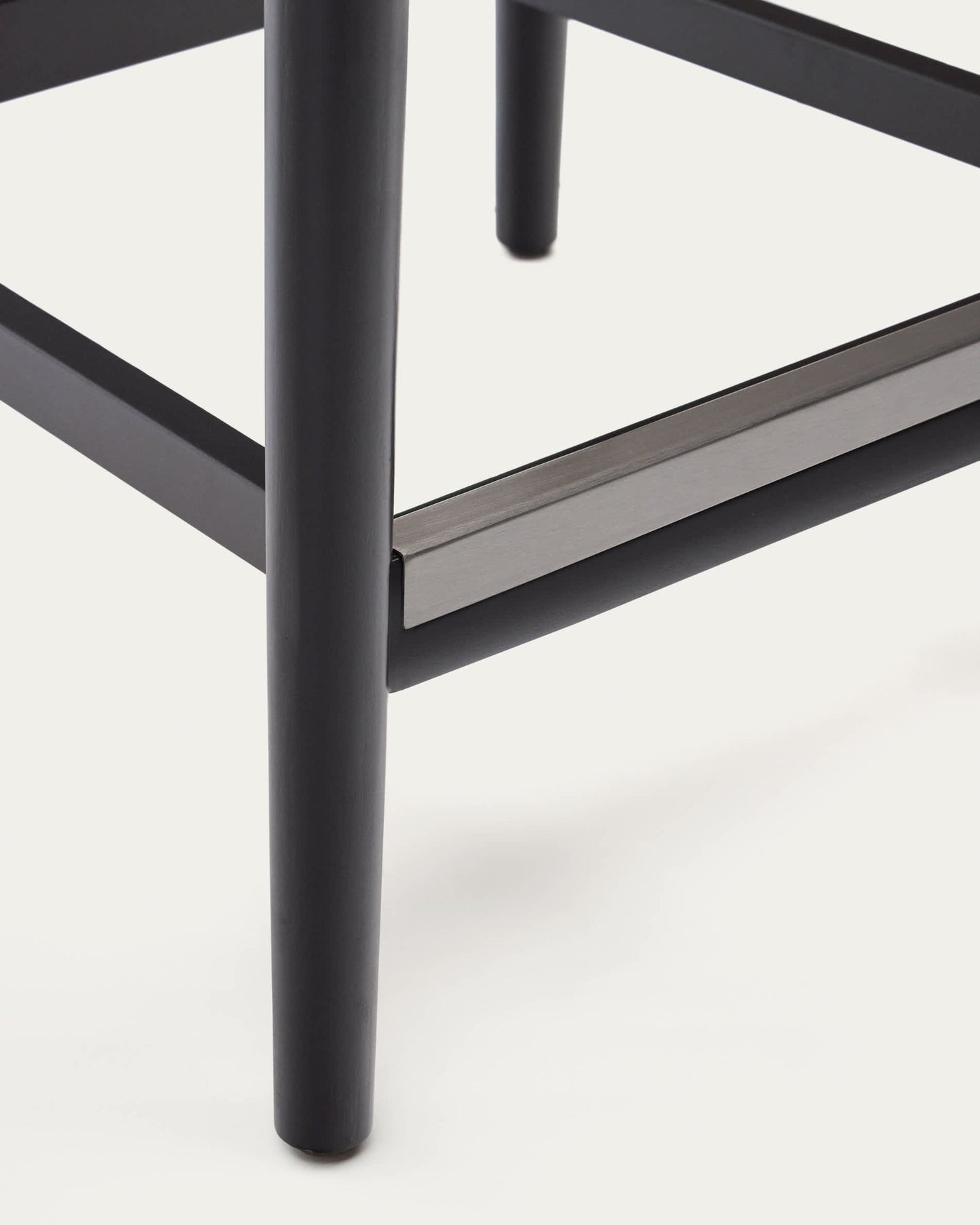 Sgabello Nina legno massiccio di acacia finitura nera e corda beige altezza 62cm