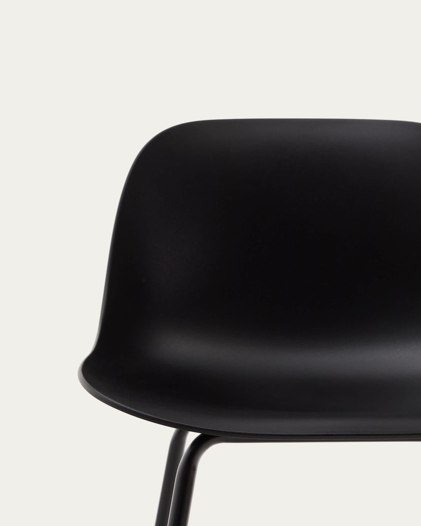 Sgabello Altea nero e gambe in acciaio con finitura nera 75 cm