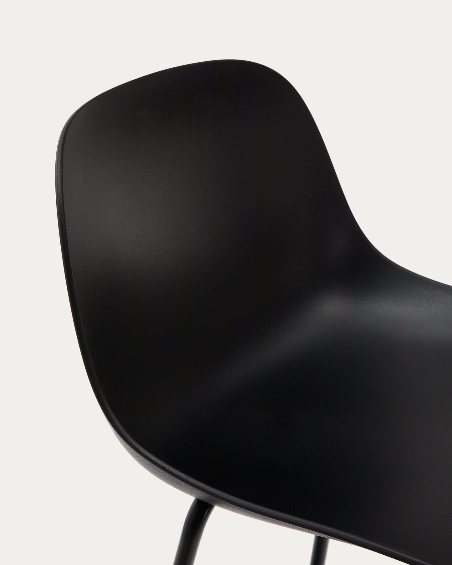 Sgabello Altea nero e gambe in acciaio con finitura nera 75 cm